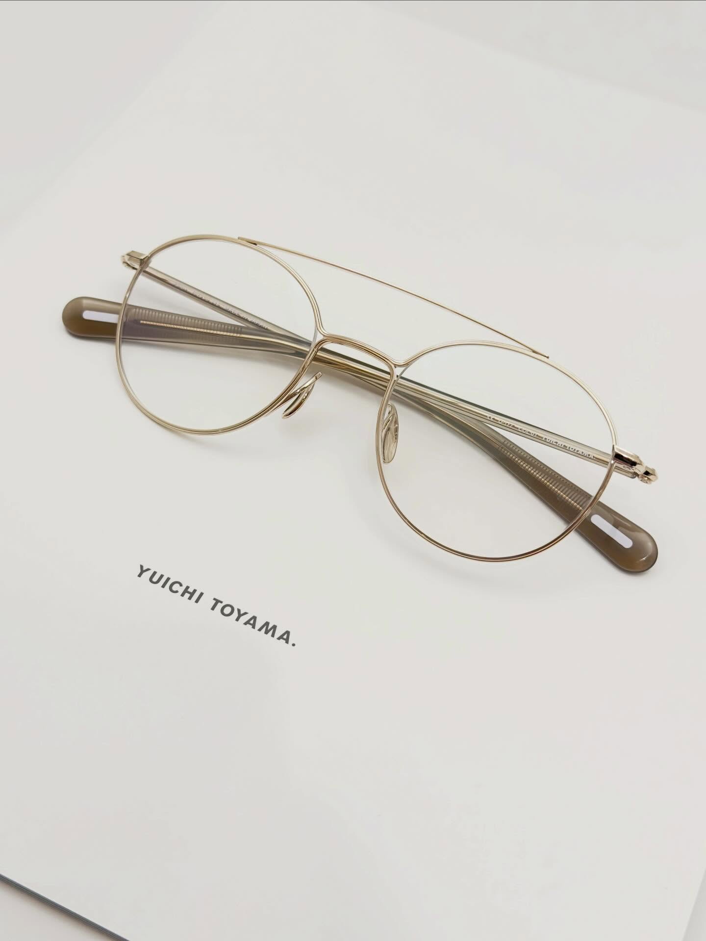 【静かな強さを宿すダブルブリッジ】

brand : YUICHI TOYAMA.
mod : U-177［Aaron］
col : 01

YUICHI TOYAMA.を象徴する
「ダブルダッチ」構造と「ピンチ」ディテール。
その二つのアイコンを融合させたモデルが入荷しました。

以前、JMMの投稿で
「日本ではまだかけこなしている人の少ないダブルブリッジ」
という話をしましたが、
このモデルはそのハードルを感じさせません。

それは、
YUICHI TOYAMA.の美学である
ミニマルで繊細な線の中に宿る、静かな力強さ
が、非常にバランスよく表現されているから。

ダブルブリッジとしては比較的コンパクトな設計に、
程よく余白を残したボストンシェイプ。
そこへ、控えめなダブルダッチ構造とピンチディテールが重なり、
クラシックでありながら、確かな新鮮さを感じさせます。

主張しすぎず、それでいて“違い”が伝わる一本。
YUICHI TOYAMA.らしさを、さらりと楽しめるモデルです。
ぜひ店頭でお確かめください。

shop data 
::: ボズュー麻布 :::
最寄り駅 麻布十番駅
5b出口から徒歩約1分
住所 106-0045
東京都港区麻布十番1-10-12須田ビル 1F
03-6230-9983
azabu@beauxyeux.jp 

An iconic fusion of YUICHI TOYAMA.’s
Double Dutch structure and Pinch detailing.
A model that brings together these two signature elements has just arrived.

In a previous JMM post, we mentioned that
double-bridge frames are still rarely worn with ease in Japan.
This model, however, feels refreshingly approachable.

That is because YUICHI TOYAMA.’s philosophy—
a quiet strength residing within minimal, delicate lines—
is expressed here with remarkable balance.

The frame features a relatively compact double-bridge design,
paired with a Boston shape that retains a comfortable sense of space.
Subtle Double Dutch construction and Pinch detailing overlap gracefully,
resulting in a design that feels both classic and unmistakably fresh.

It never overstates,
yet clearly communicates its difference.
A model that allows you to enjoy the essence of YUICHI TOYAMA. with ease.
We invite you to experience it in store.

Shop Information 
::: Beauxyeux Azabu :::
Nearest Station: Azabu-Juban Station
Approximately 1-minute walk from Exit 5b
Address: 1F Suda Building, 1-10-12 Azabu-Juban, Minato-ku, Tokyo 106-0045
03-6230-9983
azabu@beauxyeux.jp

@beauxyeux_jiyugaoka