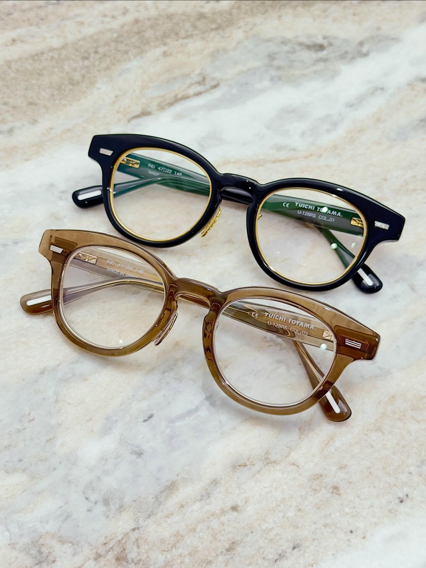 【U-128RS】
brand : YUICHI TOYAMA.
mod : U-128RS
col : 01, 03
人気モデル 「U-128 IND」 がマイナーチェンジして登場。
滑らかな曲線を描きながら、輪郭にはしっかりとしたエッジを持たせたシェイプ。
キャットアイのニュアンスも感じさせる、バランスの取れたフロントデザインです。
アセテート生地が6mmへ変更されたリニューアルスペック。
これにより、フレーム全体により力強さと耐久性が加わりました。
シャープさと丸みを併せ持ち、過度な主張を避けたニュートラルな印象は、本ブランドならではの真骨頂。
メタルのインナーリムもさりげないアクセントとなり、
やりすぎないディテールが洗練された表情を生み出します。
トレンドに左右されないデザインでありながら、随所にこだわりを感じさせる YUICHI TOYAMA. らしさを存分に味わえる一本。
ぜひ店頭でご覧ください。
shop data
::: ボズュー麻布 :::
最寄り駅 麻布十番駅
5b出口から徒歩約1分
住所 106-0045
東京都港区麻布十番1-10-12須田ビル 1F
03-6230-9983
azabu@beauxyeux.jp
The popular model “U-128 IND” returns with a subtle update.
The frame features a shape that flows in smooth curves while maintaining crisp edges along the outline.
Its well-balanced front design carries a hint of cat-eye nuance, creating a refined and modern expression.
The acetate thickness has been updated 6mm, enhancing the frame with greater presence, strength, and durability.
Combining sharpness with softness, the neutral impression avoids excessive statement-making—an approach that truly embodies the essence of the brand.
A discreet metal inner rim serves as a subtle accent, adding sophistication through restrained detailing rather than excess.
Timeless yet meticulously crafted, this model fully expresses the distinctive character of YUICHI TOYAMA.
We invite you to experience it in person at our store.
Shop Information
::: Beauxyeux Azabu :::
Nearest Station: Azabu-Juban Station
Approximately 1-minute walk from Exit 5b
Address: 1F Suda Building, 1-10-12 Azabu-Juban, Minato-ku, Tokyo 106-0045
03-6230-9983
azabu@beauxyeux.jp
@beauxyeux_jiyugaoka