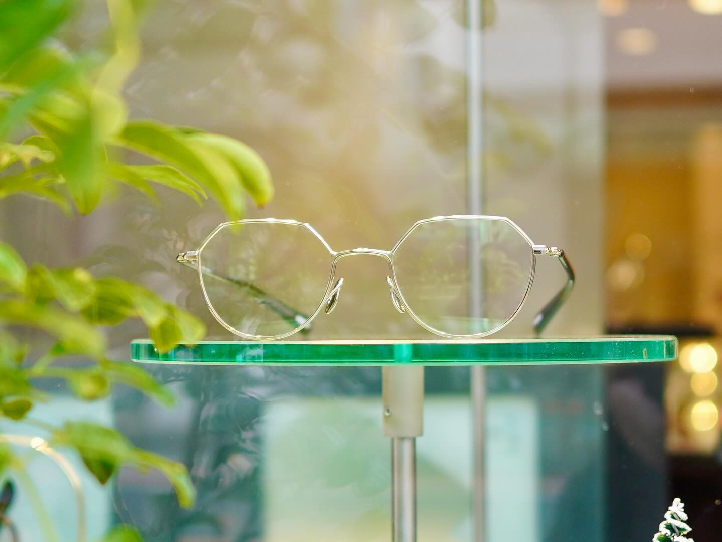 brand: YUICHITOYAMA.
model: U-178 Harry
col:01.04

YUICHITOYAMA.より新作が入荷してまいりました！

2016年に発表した『ダブルダッチ』
2024年に発表した『ピンチ』
この二つを掛け合わせたハイブリッドデザイン。

ブローラインのエッジが際立つクラウンパント。
シャープなラインにダブルダッチ構造を緻密に組み合わせています。

繊細でありながらも確かな存在感を放ち、線の持つ力強い美しさを絶妙なバランスで表現しています。

︎商品に関するお問い合わせはDM、お電話、メールでも受付しておりますのでお気軽に問い合わせください。

shop data
最寄り駅 自由が丘
正面口出口から歩いて約５分です。
住所 152-0035
東京都目黒区自由が丘1-16-13ヒルズ自由が丘1F
03-5731-6612
info＠beauxyeux.jp

New items have arrived from YUICHITOYAMA.!

"Double Dutch," released in 2016
"Pinch," released in 2024
This hybrid design combines these two.

A crown panto with a striking browline edge.
Sharp lines are meticulously combined with Double Dutch construction.

Delicate yet with a strong presence, it expresses the powerful beauty of the lines with an exquisite balance.

︎For product inquiries, please feel free to contact us via DM, phone, or email.

shop information
SHOP beauxyeux Jiyugaoka
ZIPCODE 152-0035
1F Hills Jiyugaoka 1-16-13
Jiyugaoka Meguro-ku Tokyo JAPAN
+81-35731-6612
info@beauxyeux.jp

ユウイチトヤマ5
madeinjapan
自由が丘 
眼鏡店
ボズュー自由が丘
tokyo 
opticalstore 
opticien 
@beauxyeux_azabu
@yuichi_toyama_official
@ateliercinq_toyama