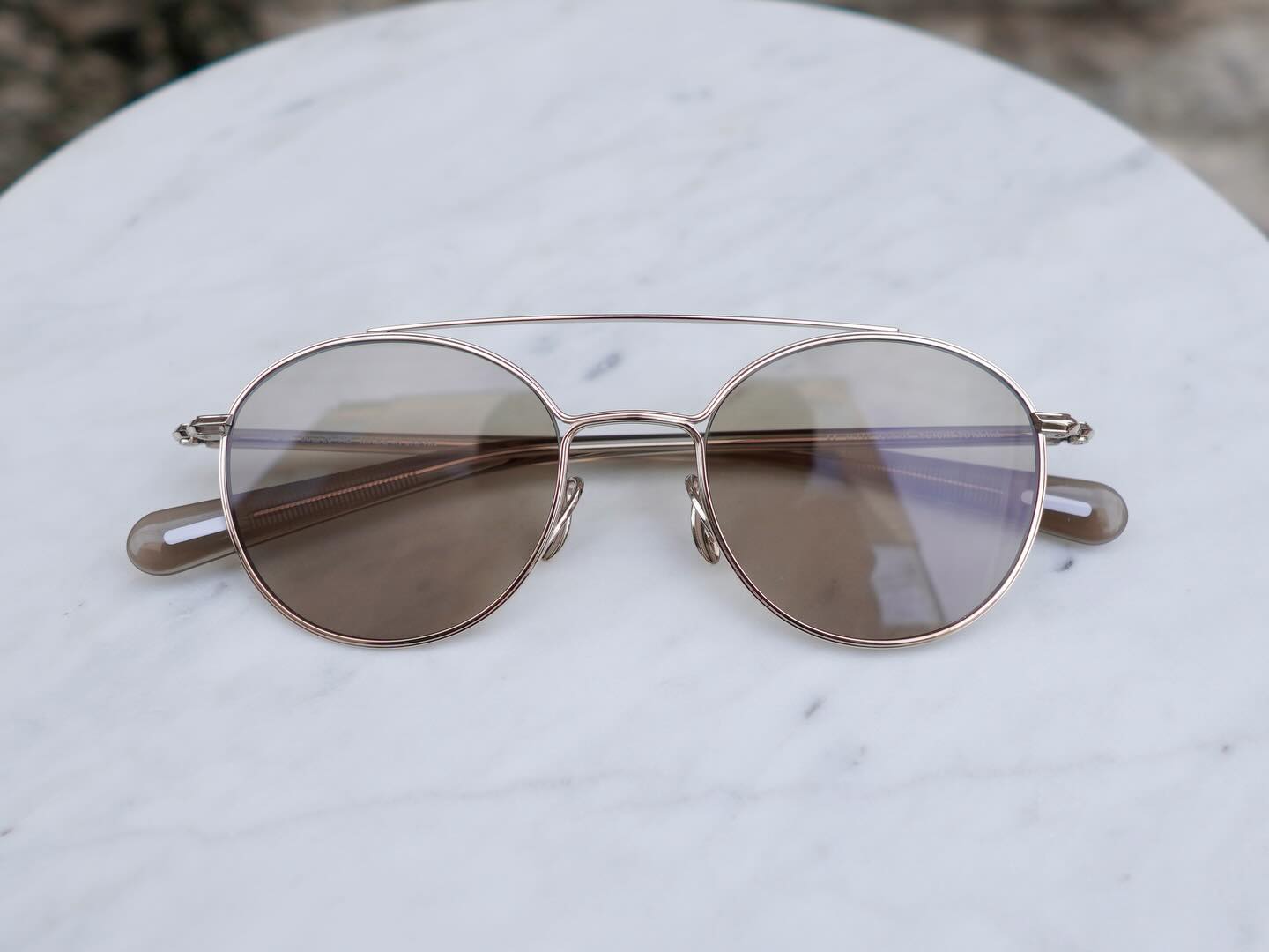 brand: YUICHITOYAMA.
model: U-177 Aaron
col:01
YUICHITOYAMA.より新作が入荷してまいりました!
2016年に発表した『ダブルダッチ』
2024年に発表した『ピンチ』
この二つを掛け合わせたハイブリッドデザイン。
極限まで細く仕上げたブローバーを組み合わせたボストンシェイプのツーブリッジ。
繊細でありながらも確かな存在感を放ち、線の持つ力強い美しさを絶妙なバランスで表現しています。
︎商品に関するお問い合わせはDM、お電話、メールでも受付しておりますのでお気軽に問い合わせください。
︎shop data︎
最寄り駅 自由が丘
正面口出口から歩いて約5分です。
住所 152-0035
東京都目黒区自由が丘1-16-13ヒルズ自由が丘1F
︎03-5731-6612
info@beauxyeux.jp
New items have arrived from YUICHITOYAMA.!
This hybrid design combines the "Double Dutch" design, released in 2016, and the "Pinch" design, released in 2024.
A Boston-shaped double-bridge design combined with an extremely thin brow bar.
Delicate yet with a strong presence, it expresses the powerful beauty of its lines with an exquisite balance.
︎For product inquiries, please feel free to contact us via DM, phone, or email.
︎ shop information︎
SHOP beauxyeux Jiyugaoka
ZIPCODE 152-0035
1F Hills Jiyugaoka 1-16-13
Jiyugaoka Meguro-ku Tokyo JAPAN
︎+81-35731-6612
info@beauxyeux.jp
ユウイチトヤマ5
madeinjapan
自由が丘
眼鏡店
ボズュー自由が丘
tokyo
opticalstore
opticien
@beauxyeux_azabu
@yuichi_toyama_official
@ateliercinq_toyama