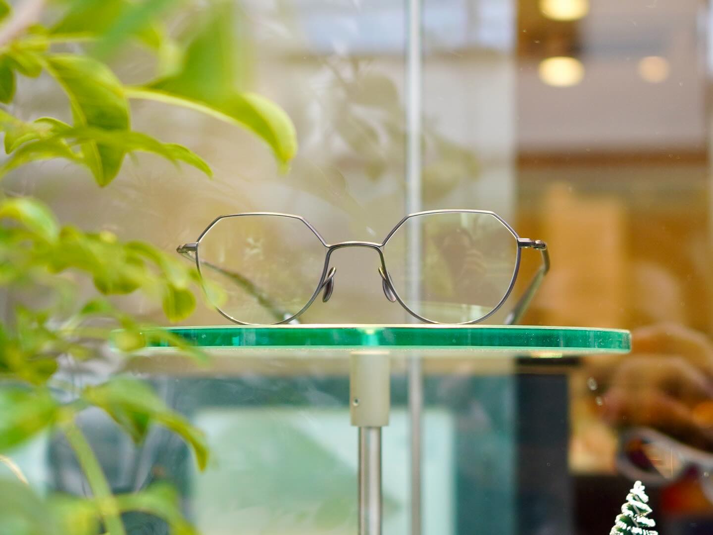 brand: YUICHITOYAMA.
model: U-178 Harry
col:04
YUICHITOYAMA.より新作が入荷してまいりました!
2016年に発表した『ダブルダッチ』
2024年に発表した『ピンチ』
この二つを掛け合わせたハイブリッドデザイン。
ブローラインのエッジが際立つクラウンパント。
シャープなラインにダブルダッチ構造を緻密に組み合わせています。
繊細でありながらも確かな存在感を放ち、線の持つ力強い美しさを絶妙なバランスで表現しています。
︎商品に関するお問い合わせはDM、お電話、メールでも受付しておりますのでお気軽に問い合わせください。
shop data
最寄り駅 自由が丘
正面口出口から歩いて約5分です。
住所 152-0035
東京都目黒区自由が丘1-16-13ヒルズ自由が丘1F
03-5731-6612
info@beauxyeux.jp
New items have arrived from YUICHITOYAMA.!
"Double Dutch," released in 2016
"Pinch," released in 2024
This hybrid design combines these two.
A crown panto with a striking browline edge.
Sharp lines are meticulously combined with Double Dutch construction.
Delicate yet with a strong presence, it expresses the powerful beauty of the lines with an exquisite balance.
︎For product inquiries, please feel free to contact us via DM, phone, or email.
shop information
SHOP beauxyeux Jiyugaoka
ZIPCODE 152-0035
1F Hills Jiyugaoka 1-16-13
Jiyugaoka Meguro-ku Tokyo JAPAN
+81-35731-6612
info@beauxyeux.jp
ユウイチトヤマ5
madeinjapan
自由が丘
眼鏡店
ボズュー自由が丘
tokyo
opticalstore
opticien
@beauxyeux_azabu
@yuichi_toyama_official
@ateliercinq_toyama