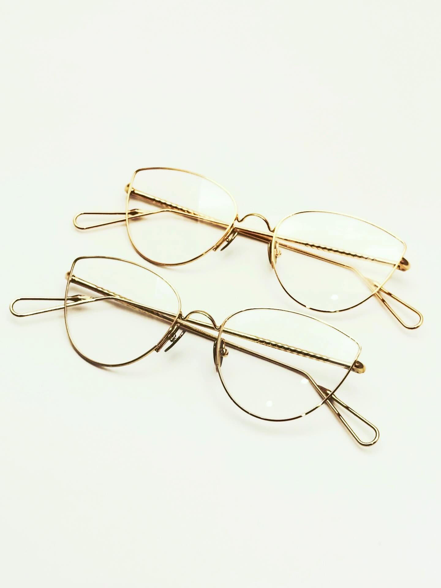 【フォックスシェイプのジュエリー ― Place Mireille】

brand : AHLEM
mod : Place Mireille
col : Grey Gold , Champagne

AHLEMのアイコンでもあるフォックスシェイプのモデル、Place Mireilleが店頭に再入荷しましたのでご紹介いたします。

置いた佇まいも絵になるモデルですが、やはり掛けた時に与える印象は別格です。
丸みを帯びた曲線で描かれるフォックスシェイプは、繊細で美しい合金素材と相まって、収まりの良い主張を感じさせます。
また、大きすぎないミディアムなサイズ感も、デイリーで使いやすい魅力のひとつです。

テンプルに施されたダイヤモンドカットも良いアクセントとなっており、顔まわりを彩るアクセサリーのような存在感。
それでいて足しすぎた印象にならないのは、さすがAHLEMらしいバランス感です。

カラーは、ChampagneとGrey Gold。
それぞれ色調が異なり、肌のトーンに合わせて違った雰囲気を楽しんでいただけます。

まさにつけるジュエリーという表現が相応しい一本。
やりすぎないフォックスシェイプなので、ハマれば男性にもおすすめです。
ぜひ店頭でお試しください。

shop data 
::: ボズュー麻布 :::
最寄り駅 麻布十番駅
5b出口から徒歩約1分
住所 106-0045
東京都港区麻布十番1-10-12須田ビル 1F
03-6230-9983
azabu@beauxyeux.jp 

One of AHLEM’s iconic fox-shaped models, Place Mireille, has just been restocked in store.

Beautiful even at rest, this model truly comes into its own when worn.
The fox shape, drawn with softly rounded curves, pairs seamlessly with the brand’s delicate and refined metalwork, offering a statement that feels elegant yet well-balanced.
Its medium size, not overly large, also makes it an easy choice for everyday wear.

The diamond-cut detailing on the temples adds a subtle accent, giving the frame a jewelry-like presence around the face.
Despite this, the design never feels excessive—an excellent expression of AHLEM’s signature sense of balance.

Available in Champagne and Grey Gold, each color offers a distinct tone, allowing you to choose the one that best complements your skin.

Truly deserving of the phrase “jewelry to wear.”
With its refined and understated fox shape, it can also be a great option for men when it fits the style.
We invite you to try it on in store.

Shop Information 
::: Beauxyeux Azabu :::
Nearest Station: Azabu-Juban Station
Approximately 1-minute walk from Exit 5b
Address: 1F Suda Building, 1-10-12 Azabu-Juban, Minato-ku, Tokyo 106-0045
03-6230-9983
azabu@beauxyeux.jp

@beauxyeux_jiyugaoka