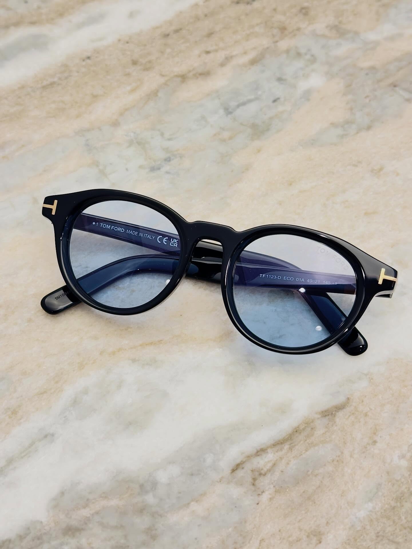 【静かな表情のTOM FORD】

brand : TOM FORD
model : TF1123-D
color : 01A

力強さやマスキュリンを、セクシーに昇華する TOM FORD。
今回は、その力強さはそのままに、どこか落ち着いた表情を持つモデルが入荷しました。

ラウンドとボストンの中間のようなシェイプで、縦幅のあるレンズが特徴の絶妙なバランス感。
柔らかさや個性が出やすいラウンドシェイプですが、本モデルは TOM FORD の美学が反映され、ラグジュアリーさと力強さがしっかりと感じられます。

アジアンフィット仕様のため、鼻パッドのフィット感も非常に良好。
また、ブルーレンズを備えたモデルですが、クリアレンズに変更することで、よりミニマルで洗練された表情もお楽しみいただけます。

TOM FORD がお好きな方はもちろん、
TOM FORD のセクシーさや力強さ、ラグジュアリー感に少し抵抗を感じている方にも、ぜひ一度お試しいただきたいモデルです。

shop data 
::: ボズュー麻布 :::
最寄り駅 麻布十番駅
5b出口から徒歩約1分
住所 106-0045
東京都港区麻布十番1-10-12須田ビル 1F
03-6230-9983
azabu@beauxyeux.jp 
　
TOM FORD elevates strength and masculinity into something undeniably sexy.
This time, we introduce a model that retains that signature power while presenting a more composed, refined expression.

Featuring a shape that sits between round and Boston, the frame is defined by its generous lens height, achieving a beautifully balanced silhouette.
While round shapes often emphasize softness and individuality, this model clearly reflects TOM FORD’s aesthetic, delivering a strong sense of luxury and presence.

Designed with an Asian fit, the nose pads provide excellent comfort and stability.
The model comes equipped with blue lenses, but by switching to clear lenses, it can also be worn with a more minimal and sophisticated look.

Recommended not only for those who love TOM FORD, but also for anyone who has been curious about the brand’s signature sexiness, strength, and sense of luxury, yet has felt slightly hesitant until now.

Shop Information 
::: Beauxyeux Azabu :::
Nearest Station: Azabu-Juban Station
Approximately 1-minute walk from Exit 5b
Address: 1F Suda Building, 1-10-12 Azabu-Juban, Minato-ku, Tokyo 106-0045
03-6230-9983
azabu@beauxyeux.jp


@beauxyeux_jiyugaoka