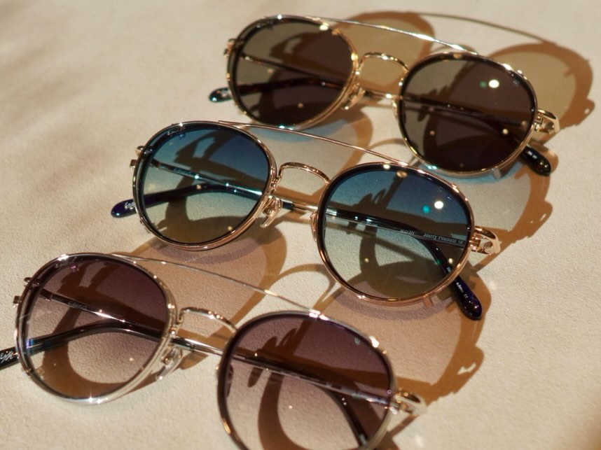 brand: Eque.M
model:Merry Peanuts Ⅷ
col:SLG-DT,SLG-NV,SS

Eque.Mより新作が届きましたのでご紹介いたします！

今回の新作は、クリップオンサングラスが付属しているアイウェア。

眼鏡本体は、シンプルなコンビネーションフレーム。
レンズシェイプは、ラウンドにより近いボストン。

オン・オフで気分を変えてお使いいただけます。

クオリティ、掛け心地、申し分なく素晴らしい仕上がりです。
是非店頭にてお試しください。

商品に関するお問い合わせはDM、お電話、メールでも受付しておりますのでお気軽に問い合わせください。

shop data
::: ボズュー麻布 :::
最寄り駅 麻布十番駅
5b出口から徒歩約1分
住所 106-0045
東京都港区麻布十番1-10-12須田ビル1F
03-6230-9983
azabu@beauxyeux.jp

We've received new items from Eque.M, and we'd like to introduce them to you!

This latest release is eyewear that comes with clip-on sunglasses.

The glasses themselves have a simple combination frame.

The lens shape is a Boston style that is closer to round.

You can wear them for both formal and casual occasions to change up your look.

The quality and comfort are impeccable.

Please come and try them out in store.

If you have any questions about our products, please feel free to contact us via DM, phone, or email.

Shop Information
::: Beauxyeux Azabu :::
Nearest Station: Azabu-Juban Station
Approximately 1-minute walk from Exit 5b
Address: 1F Suda Building, 1-10-12 Azabu-Juban, Minato-ku, Tokyo 106-0045
03-6230-9983
azabu@beauxyeux.jp

眼鏡店
六本木
麻布十番
眼鏡店　
ボズュー麻布
tokyo 
opticalstore 
opticien 
@beauxyeux_jiyugaoka 
@eque.m_eyewear