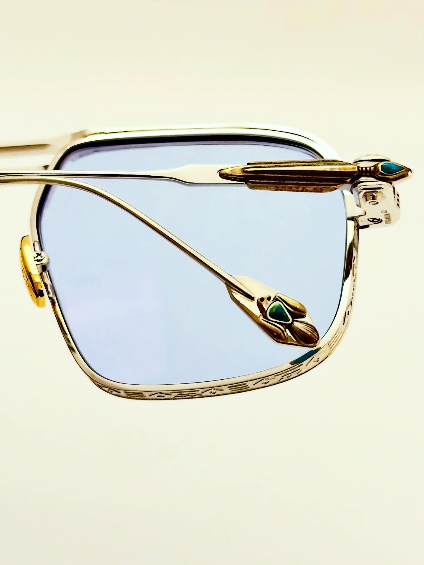 【2026年のご挨拶】
新年明けましておめでとうございます。
旧年中は多くのお客様にご愛顧いただき、誠にありがとうございました。
2026年も皆様にとって明るく実りある一年となりますよう心よりお祈り申し上げます。
本年もアイウェアを通じて、日常を少し特別にする体験をお届けできるよう努めてまいります。
どうぞ変わらぬご愛顧のほど、よろしくお願いいたします。
――――――――――――
2026年一本目の紹介は本モデル。
brand : Jacques Marie Mage
Last Frontier Ⅵ
mod : LABARGE
col : Silver
2026年、最初にご紹介するのはこちらのモデルです。
brand : Jacques Marie Mage
collection : Last Frontier VI
model : LABARGE
color : Silver
昨年ご紹介したJMMのダブルブリッジ系モデルの流れを汲みながら、
2026年の幕開けにふさわしい一本として、このLABARGEから。
芸術性と職人技を極限まで高めた、
生産数も限られたJMM最上級ライン「Last Frontier Collection」。
1970年代のムードを色濃く感じさせるシェイプは、迫力と存在感を兼ね備え、掛けるだけで強い印象を残します。
トップバーとブリッジが高めに配置されていることで、一般的なダブルブリッジとは異なり、バーブリッジのようにも見える独特の表情が特徴です。
フロントには、ネイティブ柄の代表格であるチマヨ織に着想を得た彫刻模様。
テンプルにはターコイズをあしらった矢じり型の装飾、
さらにテンプルエンドには、ネイティブアメリカンの神話に登場する鳥“サンダーバード”のモチーフが配されています。
あらゆるディテールに特別感が宿り、
JMMが示すネイティブアメリカンへの敬意と、日本の卓越した職人技が融合した、
まさに「身に纏う芸術作品」と呼ぶにふさわしい一本です。
圧倒的な存在感を放つ分、決して万人向けのデザインではありません。
しかし、このモデルと自然に調和した瞬間、
その方は間違いなく“ただものではない存在”になります。
強い個性と確かな物語性をスタイルに求める方へ。
これほど相応しいモデルは他にないかもしれません。
この一本を相棒に選んでくださる方との出会いを、心よりお待ちしております。
ぜひ店頭にて、JMMの到達点をご体感ください。
shop data
::: ボズュー麻布 :::
最寄り駅 麻布十番駅
5b出口から徒歩約1分
住所 106-0045
東京都港区麻布十番1-10-12須田ビル 1F
03-6230-9983
azabu@beauxyeux.jp
Happy New Year.
Our first introduction of 2026.
Jacques Marie Mage
Last Frontier VI
LABARGE – Silver
A bold silhouette infused with 1970s spirit.
Elevated double-bridge structure,
Native American–inspired engravings,
turquoise arrowhead details,
and the Thunderbird motif at the temple tips.
A limited masterpiece where art, story,
and Japanese craftsmanship converge.
Not for everyone —
but unmistakable for the one who wears it.
Discover the pinnacle of JMM in store.
Shop Information
::: Beauxyeux Azabu :::
Nearest Station: Azabu-Juban Station
Approximately 1-minute walk from Exit 5b
Address: 1F Suda Building, 1-10-12 Azabu-Juban, Minato-ku, Tokyo 106-0045
03-6230-9983
azabu@beauxyeux.jp
@beauxyeux_jiyugaoka