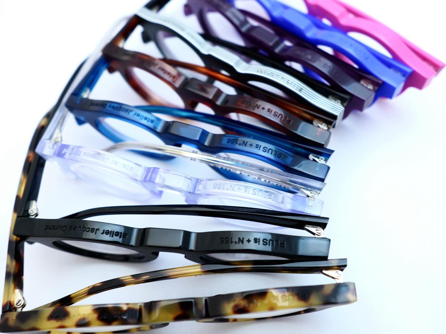 『完全受注生産モデル』の2コレクションラインでアイコンモデルをピックアップし8mm厚フロントを持つ【PLUS is + (プラスイズプラス)】や10mm厚のフロントと通常コレクションでは味わうことのできないハイエンドライン【CURVA(カーヴァ)】もイベント期間中にサンプル受注会を行っております!
一度実物を見てみたかった方やビスポークさながらの自分だけのオリジナル配色のモデルの製作を行いたい方はこの機会を逃さずにご利用くださいませ!
【イベント概要】
“Jacques durand.” TRUNKSHOW 2026
“ジャックデュラン”トランクショー
開催店舗:自由が丘店
開催日:2026年1月3日(土)から1月12日(月•祝)
今回のトランクショーではこれまで発表された多岐に渡るコレクションから現行の生産モデルを中心に多くの型とカラーラインナップを期間限定で入荷いたします。中には普段店舗に入荷しないような個性的なデザインのモデルや一部生産終了となってしまったモデル&カラーや『限定モデル』もあるかもしれませんので期間中にご来店の上、じっくりとブランドの世界観を堪能してください。
商品に関するお問い合わせはDM、お電話、メールでも受付しておりますのでお気軽に問い合わせください。
shop data
最寄り駅 自由が丘
正面口出口から歩いて約5分です。
住所 152-0035
東京都目黒区自由が丘1-16-13ヒルズ自由が丘1F
03-5731-6612
info@beauxyeux.jp
shop information
SHOP beauxyeux Jiyugaoka
ZIPCODE 152-0035
1F Hills Jiyugaoka 1-16-13
Jiyugaoka Meguro-ku Tokyo JAPAN
+81-35731-6612
info@beauxyeux.jp
坂本龍一眼鏡
坂本龍一アイウェア
自由が丘
眼鏡店
ボズュー自由が丘
tokyo
opticalstore
opticien
@beauxyeux_azabu
@jacquesdurand
@jacquesdurandjapan