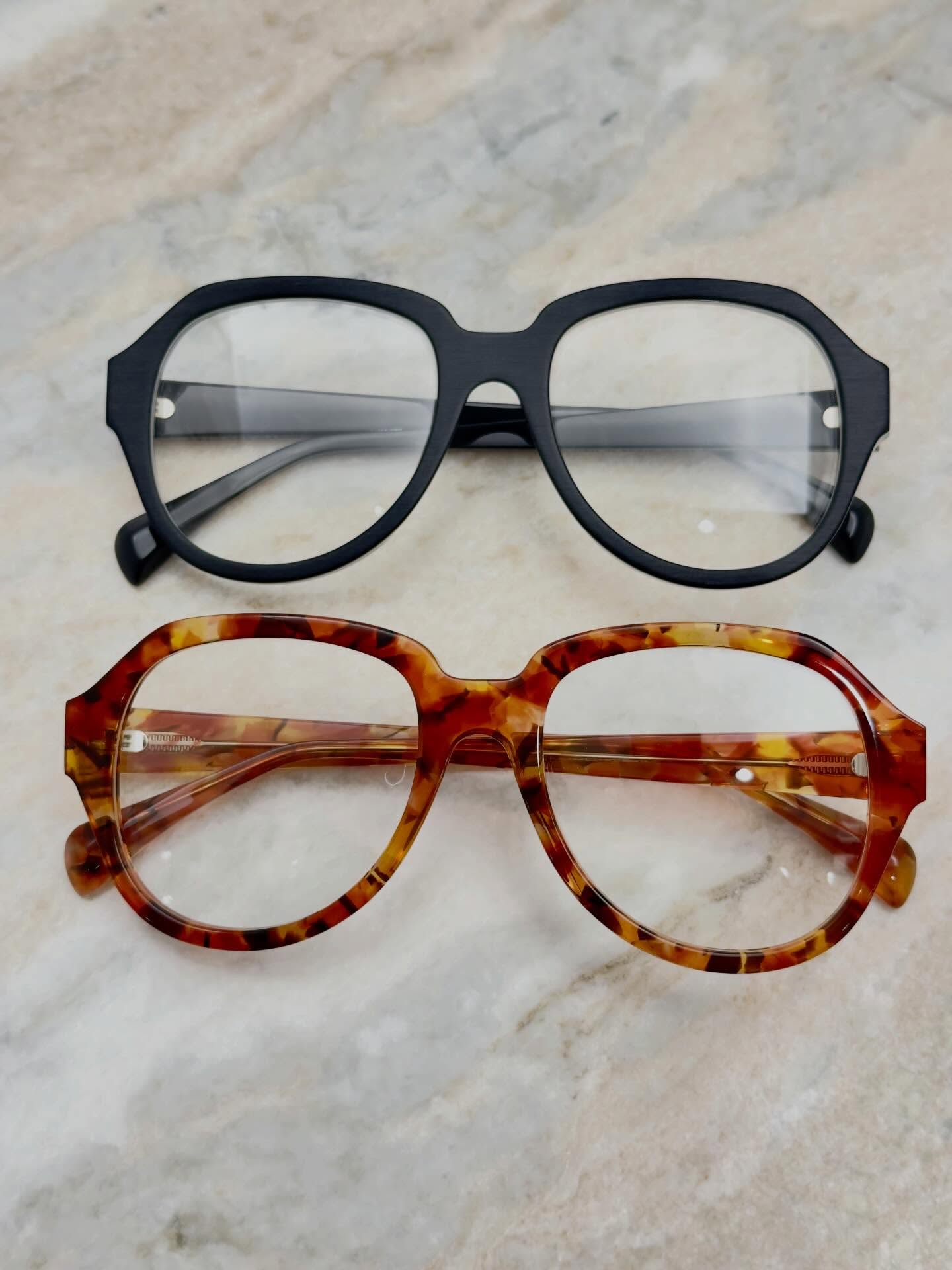 【Jacques Durand. トランクショー 残り5日】

model : MONTECRISTO 389, GIGLIO 390, CAPRI 391

自由が丘店に引き続き、麻布店でもご好評をいただいておりますJacques Durand.トランクショー。

会期も残り5日。
モデル・カラーともに、これだけのラインナップをご覧いただける機会は貴重です。

本日は、ティアドロップのような雰囲気を持つ3モデルを掲載。

気になる方は、ぜひ店頭でお試しください。

shop data 
::: ボズュー麻布 :::
最寄り駅 麻布十番駅
5b出口から徒歩約1分
住所 106-0045
東京都港区麻布十番1-10-12須田ビル 1F
03-6230-9983
azabu@beauxyeux.jp 
　
Following the success at our Jiyugaoka store,
the Jacques Durand. Trunk Show is now being well received at our Azabu store.

Only 5 days left.
This is a rare opportunity to see such an extensive lineup of models and colors.

Today, we are featuring three models with a subtle teardrop-inspired character.

Please visit us in-store to try them on.

Shop Information 
::: Beauxyeux Azabu :::
Nearest Station: Azabu-Juban Station
Approximately 1-minute walk from Exit 5b
Address: 1F Suda Building, 1-10-12 Azabu-Juban, Minato-ku, Tokyo 106-0045
03-6230-9983
azabu@beauxyeux.jp

@beauxyeux_jiyugaoka