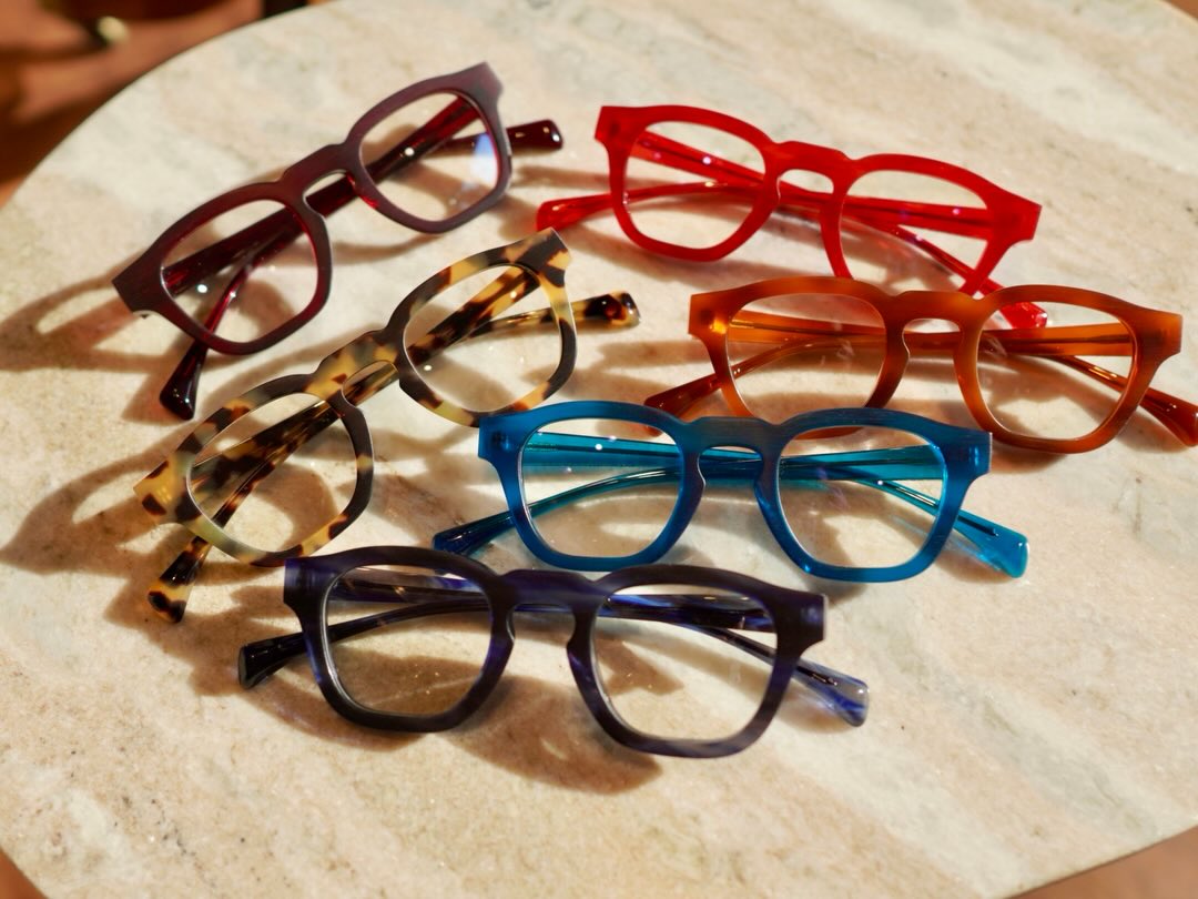 現在好評開催中です!
"Jacques Durand." TRUNKSHOW 2026
開催店舗:麻布店
開催日:2026年1月16日(金)〜1月25日(日)
自由が丘店で大変ご好評をいただいた“Jacques Durand."トランクショーを、ボズュー麻布店でも開催いたします。
ジャックデュランはデザインコンセプトに" Timeless(タイムレス)”を掲げており、時代やトレンドが移り変わってもクラシカル・モダン・斬新さを常に示し続けられるようなアイコンを提案しています。
フラットなフロントデザインはジャックデュランの特徴的なデザインの輪郭をしっかりと出し、ハンドメイドによって丁寧に仕上げられた表面のマット(あるいはポリッシュ)の質感も大変魅力的です。
今回のトランクショーではこれまで発表された多岐に渡るコレクションから、現行の生産モデルを中心に多くの型とカラーラインナップを期間限定で入荷いたします。中には普段店舗に入荷しないような個性的なデザインのモデルや一部生産終了となってしまったモデル&カラー、さらには限定モデル』もあるかもしれませんので期間中にご来店の上、じっくりとブランドの世界観を堪能してください。
また、『完全受注生産モデル』の2コレクションラインでアイコンモデルをピックアップし8mm厚フロントを持つ【PLUS is+(プラスイズプラス)】や、10mm厚のフロントと通常コレクションでは味わうことのできないハイエンドライン【CURVA(カーヴァ)】もわずかな期間ではございますがイベント期間中にサンプル受注会(※1)(※2)を行いますので、一度実物を見てみたかった方やビスポークさながらの自分だけのオリジナル配色のモデルの製作を行いたい方はこの機会を逃さずにご利用くださいませ。
(※1)完全受注生産モデルのサンプルについて、麻布店は【1月16日(金)~1月19日(月)】の4日間のご用意となります。
(※2)『完全受注生産モデル』につきオーダー受付から納品までは【概ね8ヶ月程度】を見込んでおります。
是非この機会に皆様のご来店をお待ちしております!
予約等は不要です。
商品に関するお問い合わせはDM、お電話、メールでも受付しておりますのでお気軽に問い合わせください。
shop data
::: ボズュー麻布 :::
最寄り駅 麻布十番駅
5b出口から徒歩約1分
住所 106-0045
東京都港区麻布十番1-10-12須田ビル 1F
03-6230-9983
azabu@beauxyeux.jp
Shop Information
::: Beauxyeux Azabu :::
Nearest Station: Azabu-Juban Station
Approximately 1-minute walk from Exit 5b
Address: 1F Suda Building, 1-10-12 Azabu-Juban, Minato-ku, Tokyo 106-0045
03-6230-9983
azabu@beauxyeux.jp
@beauxyeux_jiyugaoka