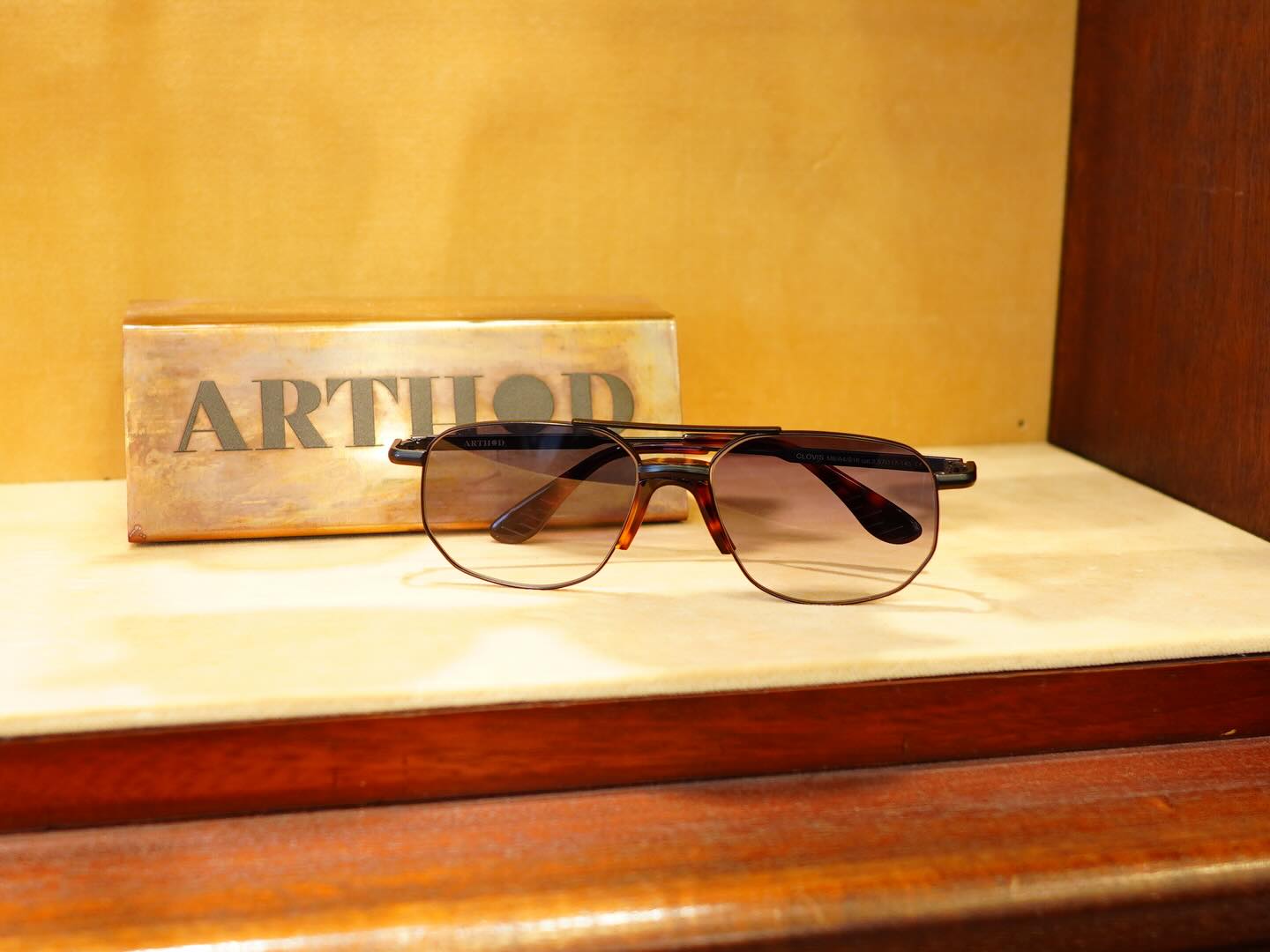 brand: ARTHOD
model :CLOVIS
col:M6/A4/S16
取り扱いを開始してからご好評頂いておりますフランスブランド"ARTHOD"
本日ご紹介のモデルは、ブランド初展開となるメタルシリーズからツーブリッジモデルが入荷しました。
マットブラックのメタルがよりカッコ良い印象を増幅しております。
鼻あて部分には3タイプ付け替えパーツが付属しております。
様々な方のお顔に合わせられる仕様となっています。
眼鏡でもサングラスでもどちらでもかっこいいと思います。
是非店頭でお試しください!
商品に関するお問い合わせはDM、お電話、メールでも受付しておりますのでお気軽に問い合わせください。
・ARTHOD
eyewear業界に長く携わっているデザイナーJULIEN氏により手がけられたコレクションは芸術、歴史、そして過去のライフスタイルに影響を受け、往年の象徴的でカリスマ性のあるラインと、洗練された現代的な技術を融合させることに成功しました。古き良きフランスへのノスタルジアと融合させながら、ARTHODはそのルーツ、歴史的・文化的遺産を改めて見つめ直し、感動と芸術性を兼ね備えたトリビュートを制作しました。レトロとシックが真に融合したコレクションに仕上げられています。
︎shop information︎
店名 ボズュー自由ヶ丘
最寄り駅 自由が丘
正面口出口から歩いて約5分です。
住所 152-0035
東京都目黒区自由が丘1-16-13ヒルズ自由が丘1F
︎03-5731-6612
info@beauxyeux.jp
We've been receiving rave reviews since we first began carrying the French brand "ARTHOD."
Today's featured model is a two-bridge model from the brand's first metal series.
The matte black metal accents enhance its stylish look.
Three interchangeable nose pads are included.
The glasses are designed to fit a variety of faces.
They look great as both eyeglasses and sunglasses.
Please come and try them on in store!
For product inquiries, please feel free to contact us via direct mail, phone, or email.
・ARTHOD
Designer Julien, a veteran of the eyewear industry, created this collection, influenced by art, history, and lifestyles of the past, successfully fusing the iconic, charismatic lines of yesteryear with sophisticated, modern technology. Blending nostalgia for the good old days of France, ARTHOD revisited its roots and historical and cultural heritage to create a moving and artistic tribute. The result is a truly fusion of retro and chic.
︎ shop information︎
SHOP beauxyeux Jiyugaoka
ZIPCODE 152-0035
1F Hills Jiyugaoka 1-16-13
Jiyugaoka Meguro-ku Tokyo JAPAN
︎+81-35731-6612
info@beauxyeux.jp
眼鏡
@arthod_eyewear
@beauxyeux_azabu