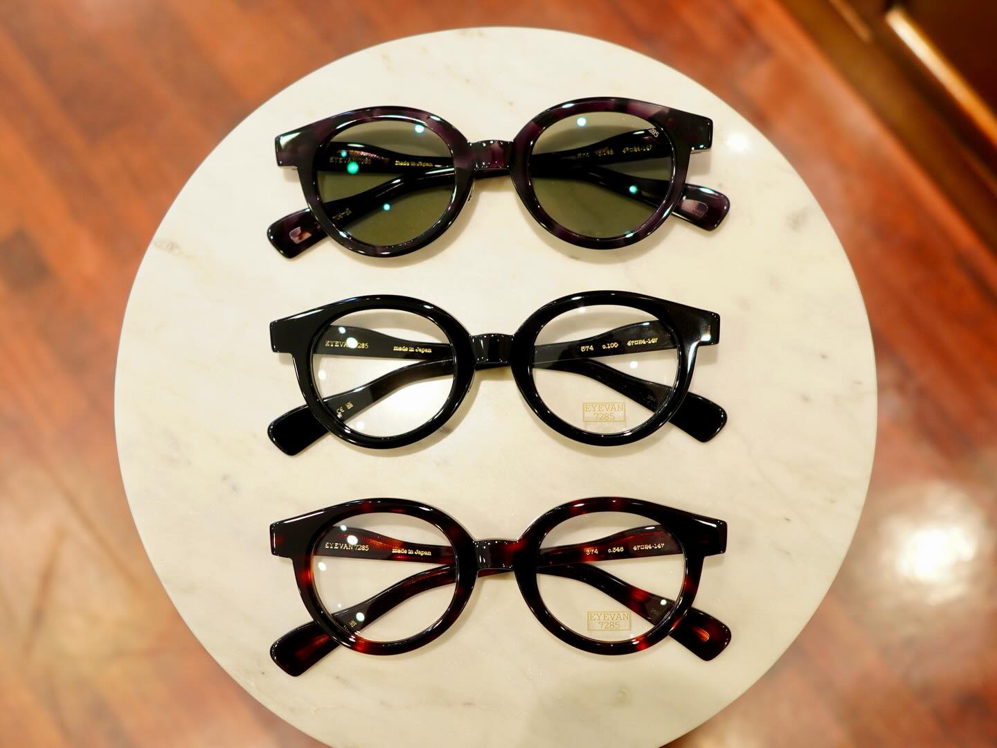 brand: EYEVAM7285
model :374
col:100,348,148(sun)
デザイナーが最も敬愛するアーティストであるアンディウォーホールに「もし今も生きていたら掛けて貰いたい」という思いから作製されたモデル。
80年代に撮影された彼のポートレイトの上に直接描き上げたデザインを、そのまま具現化をした。
テンプルは芯張りという伝統的な製法を用いながら、芯張り加工後にテンプル側面を“回転ヤスリ”という古い機械を使い手作業で丸みを付けていくという職人の斬新なアイデアを採用。
この手法により通常の芯張り製法では表現できないテンプルの不規則な甲丸感を実現することができている。
shop information
店名 ボズュー自由ヶ丘
最寄り駅 自由が丘
正面口出口から歩いて約5分です。
住所 152-0035
東京都目黒区自由が丘1-16-13ヒルズ自由が丘1F
03-5731-6612
info@beauxyeux.jp
This model was created with the designer's most revered artist, Andy Warhol, in mind, with the wish that "if he were still alive today, he would wear these glasses."
The design was drawn directly onto a portrait of Warhol taken in the 1980s, and has been recreated exactly as is.
The temples are made using the traditional method of core-filling, but the artisan's innovative idea is to manually round the sides of the temples after the core-filling process using an old machine called a "rotary file."
This technique makes it possible to achieve the irregular roundness of the temple top, which is not possible with the standard core-filling method.
shop information
SHOP beauxyeux Jiyugaoka
ZIPCODE 152-0035
1F Hills Jiyugaoka 1-16-13
Jiyugaoka Meguro-ku Tokyo JAPAN
+81-35731-6612
info@beauxyeux.jp
@eyevan_official
@beauxyeux_azabu