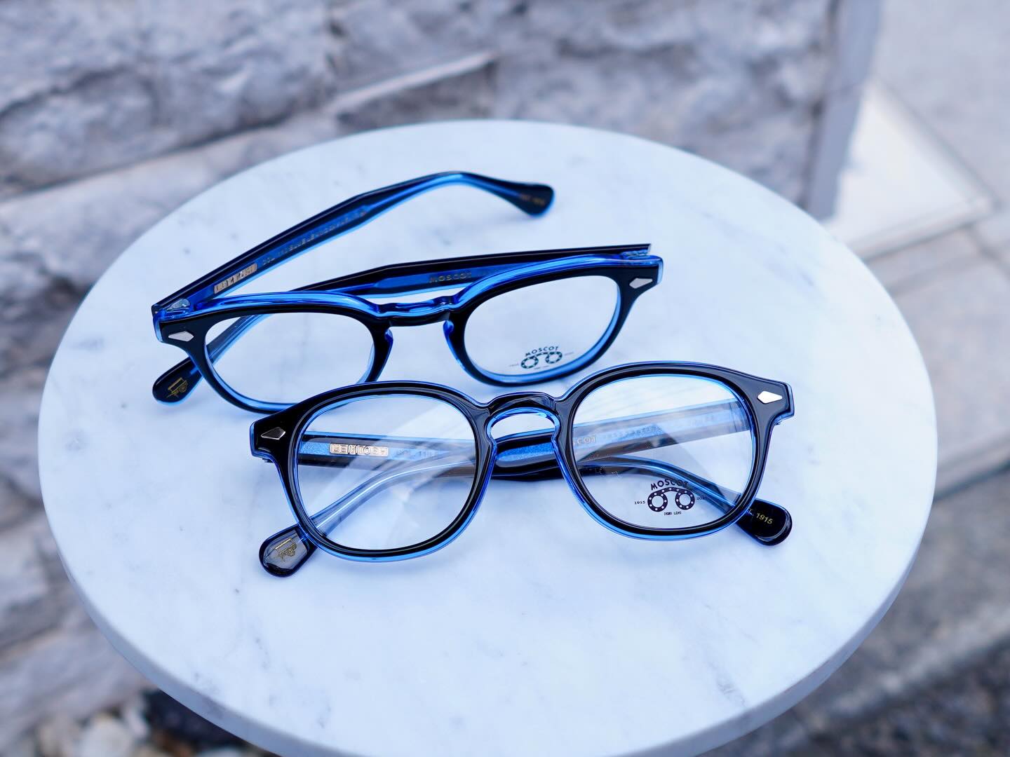 brand: MOSCOT
mod: LEMTOSH 110 LE BLUE
以前ご紹介しておりました【LEMTOSH 110 Crystal/Gold】に続き、MOSCOTの記念すべき110周年を祝う特別モデル第2弾として、【LEMTOSH 110 BLUE】がリリースとなりました!
MOSCOTのニューヨークのルーツとデザインの品質の高さを表現した鮮やかなブルーアセテートが目を惹くデザインとなっております。
今しか手に入らない限定フレーム、是非当店でお試しください!
商品に関するお問い合わせはDM、お電話、メールでも受付しておりますのでお気軽に問い合わせください。
shop data
最寄り駅 自由が丘
正面口出口から歩いて約5分です。
住所 152-0035
東京都目黒区自由が丘1-16-13ヒルズ自由が丘1F
03-5731-6612
info@beauxyeux.jp
Following on from the previously introduced LEMTOSH 110 Crystal/Gold, we are now releasing the LEMTOSH 110 BLUE as the second special model celebrating MOSCOT's 110th anniversary!
The eye-catching design features vibrant blue acetate, expressing MOSCOT's New York roots and the high quality of its designs.
This limited-edition frame is only available now, so be sure to try it out at our store!
Please feel free to contact us with any product inquiries via direct mail, phone, or email.
shop information
SHOP beauxyeux Jiyugaoka
ZIPCODE 152-0035
1F Hills Jiyugaoka 1-16-13
Jiyugaoka Meguro-ku Tokyo JAPAN
+81-35731-6612
info@beauxyeux.jp
#ボズュー自由が丘
tokyo
opticalstore
opticien
@beauxyeux_azabu
@moscotnyc