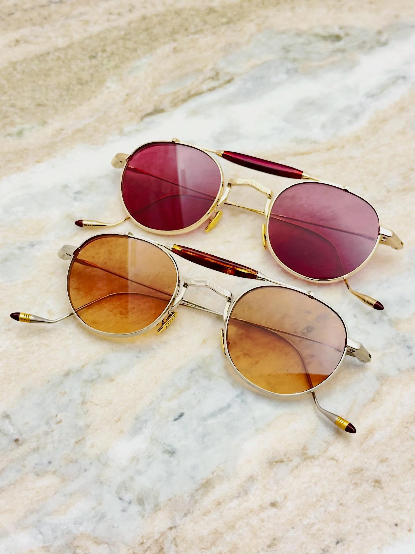 【Jacques Marie Mage - DASAN】

brand : Jacques Marie Mage
model : DASAN
color : Champagne, Rhea

Jacques Marie Mageより、サングラス、ダブルブリッジとしては小ぶりなサイズ感のモデルをご紹介します。 

小ぶりなサイズ感ながら、リムに厚みを持たせた造形が特徴的で、力強い印象を与えます。 
さらにはアイコニックなアセテートのブロウバーによって、ファッション性に富んだデザインとなっています。 

フレーム素材には強度・軽量感・柔軟性に優れたβチタンを使用しており、快適なかけ心地を実現。
また、エンドチップに施されたバーガンディー色のエナメルが品のある高級感を演出しています。 

ぜひ店頭でその質感とフィット感をご体感ください。

shop data 
::: ボズュー麻布 :::
最寄り駅 麻布十番駅
5b出口から徒歩約1分
住所 106-0045
東京都港区麻布十番1-10-12須田ビル 1F
03-6230-9983
azabu@beauxyeux.jp 

From Jacques Marie Mage, we are pleased to introduce a sunglass model featuring a compact size, especially rare for a double-bridge design.

Despite its smaller proportions, the frame features a thick, sculpted rim that creates a strong and striking impression.
In addition, the iconic acetate brow bar adds a distinctive, fashion-forward character to the design.

The frame is crafted from β-titanium, offering excellent strength, lightness, and flexibility for exceptional comfort.
Burgundy enamel detailing on the end tips further enhances the refined and luxurious feel.

We invite you to experience its unique texture and comfortable fit in store.

Shop Information 
::: Beauxyeux Azabu :::
Nearest Station: Azabu-Juban Station
Approximately 1-minute walk from Exit 5b
Address: 1F Suda Building, 1-10-12 Azabu-Juban, Minato-ku, Tokyo 106-0045
03-6230-9983
azabu@beauxyeux.jp

@beauxyeux_jiyugaoka