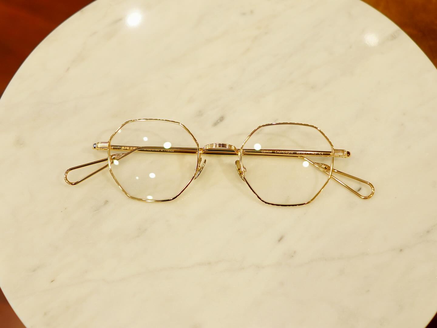 brand:AHLEM
mod:Gaillon
col:Champagne

当店でも大人気の多角形のメタルフレームが再入荷しました！
上品でお顔を華やかにしてくれます。

リムに施されたディテールはマルテレと呼ばれるハンドハンマー技法で、鎚目を一本一本手作業で叩いて模様を入れている手の込んだ仕上げ。

サングラス使いでも、薄めのカラーレンズもオススメです！

商品に関するお問い合わせはDM、お電話、メールでも受付しておりますのでお気軽に問い合わせください。

︎shop data︎
最寄り駅 自由が丘
正面口出口から歩いて約５分です。
住所 152-0035
東京都目黒区自由が丘1-16-13ヒルズ自由が丘1F
︎03-5731-6612
info＠beauxyeux.jp

Our extremely popular polygonal metal frames are back in stock!
They're elegant and will flatter your face.

The detailing on the rims is done using a hand-hammering technique called marutere, where each frame is hammered by hand to create a unique pattern, resulting in an intricate finish.

We also recommend wearing them with sunglasses, with thin, tinted lenses!

︎ shop information︎
SHOP beauxyeux Jiyugaoka
ZIPCODE 152-0035
1F Hills Jiyugaoka 1-16-13
Jiyugaoka Meguro-ku Tokyo JAPAN
︎+81-35731-6612
info@beauxyeux.jp


#自由が丘 
眼鏡店
ボズュー自由が丘
tokyo 
@beauxyeux_azabu
@beauxyeux_jiyugaoka 
@ahlem
@globespecs_1998