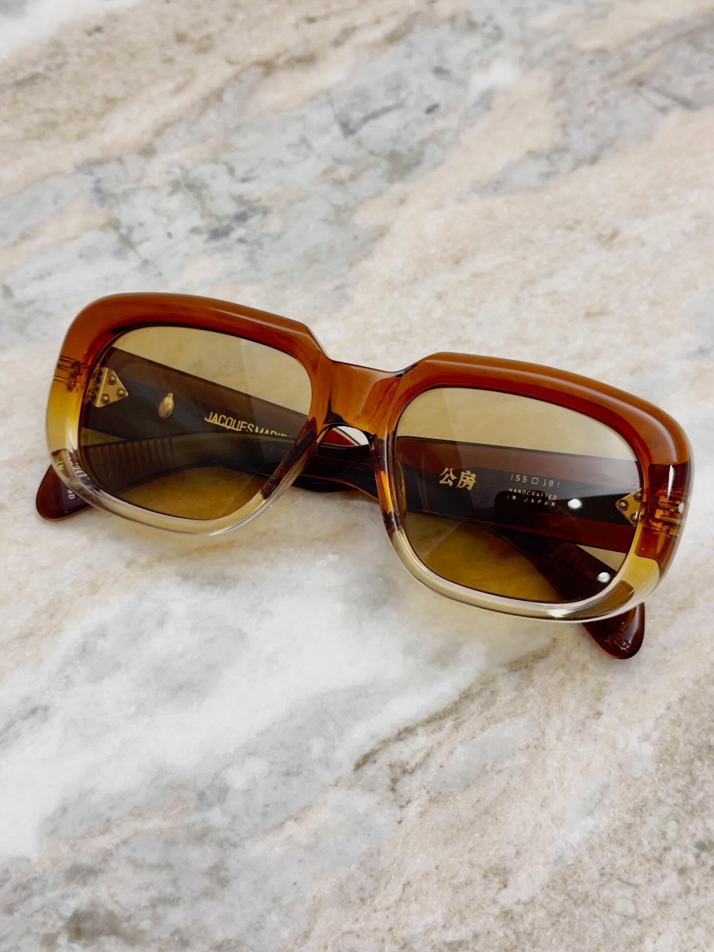 【Jacques Marie Mage - 公房】

brand : Jacques Marie Mage
model : 公房
color : Hickory Fade

日本の小説家、芸術家、発明家である安倍公房にリスペクトを込めて製作されたモデルのご紹介です。

ヨーロッパ的な感性と社会風刺を内包した実存作家・安倍公房の世界観を思わせる、ユニークなフォルムと存在感のあるボリュームが印象的。

ブリッジ以外のラインに丸みを持たせたデザインと、あえて無骨さを感じさせる長方形のシェイプが絶妙なバランスを生み出し、リムの造形も独創的に仕上げられています。

さらに、拍車をモチーフとした三点鋲をフロントサイドからテンプルにかけて配置。曲智のようなディテールがさりげないアクセントとなり、本モデルならではの個性を演出します。

安倍公房がお好きな方はもちろん、存在感のあるスクエアシェイプをお探しの方にもおすすめ。
男性・女性問わずお掛けいただける一本です。

ぜひ店頭にてご体感ください。

shop data 
::: ボズュー麻布 :::
最寄り駅 麻布十番駅
5b出口から徒歩約1分
住所 106-0045
東京都港区麻布十番1-10-12須田ビル 1F
03-6230-9983
azabu@beauxyeux.jp 

Introducing a model created in tribute to Kobo Abe — the Japanese novelist, artist, and inventor.

Inspired by Abe’s existential perspective, marked by a distinctly European sensibility and sharp social satire, the design features a unique silhouette and a bold, commanding volume.

Softly rounded lines beyond the bridge contrast with a deliberately rugged rectangular shape, striking a refined balance, while the sculpted rim construction adds further originality.

Spur-inspired triple rivets extend from the front to the temples, and subtle curved details provide a quiet accent, giving this model its distinctive character.

Recommended not only for admirers of Kobo Abe, but also for those seeking a strong, statement-making square frame.
Suitable for all genders.

We invite you to experience it in store.

Shop Information 
::: Beauxyeux Azabu :::
Nearest Station: Azabu-Juban Station
Approximately 1-minute walk from Exit 5b
Address: 1F Suda Building, 1-10-12 Azabu-Juban, Minato-ku, Tokyo 106-0045
03-6230-9983
azabu@beauxyeux.jp

@beauxyeux_jiyugaoka