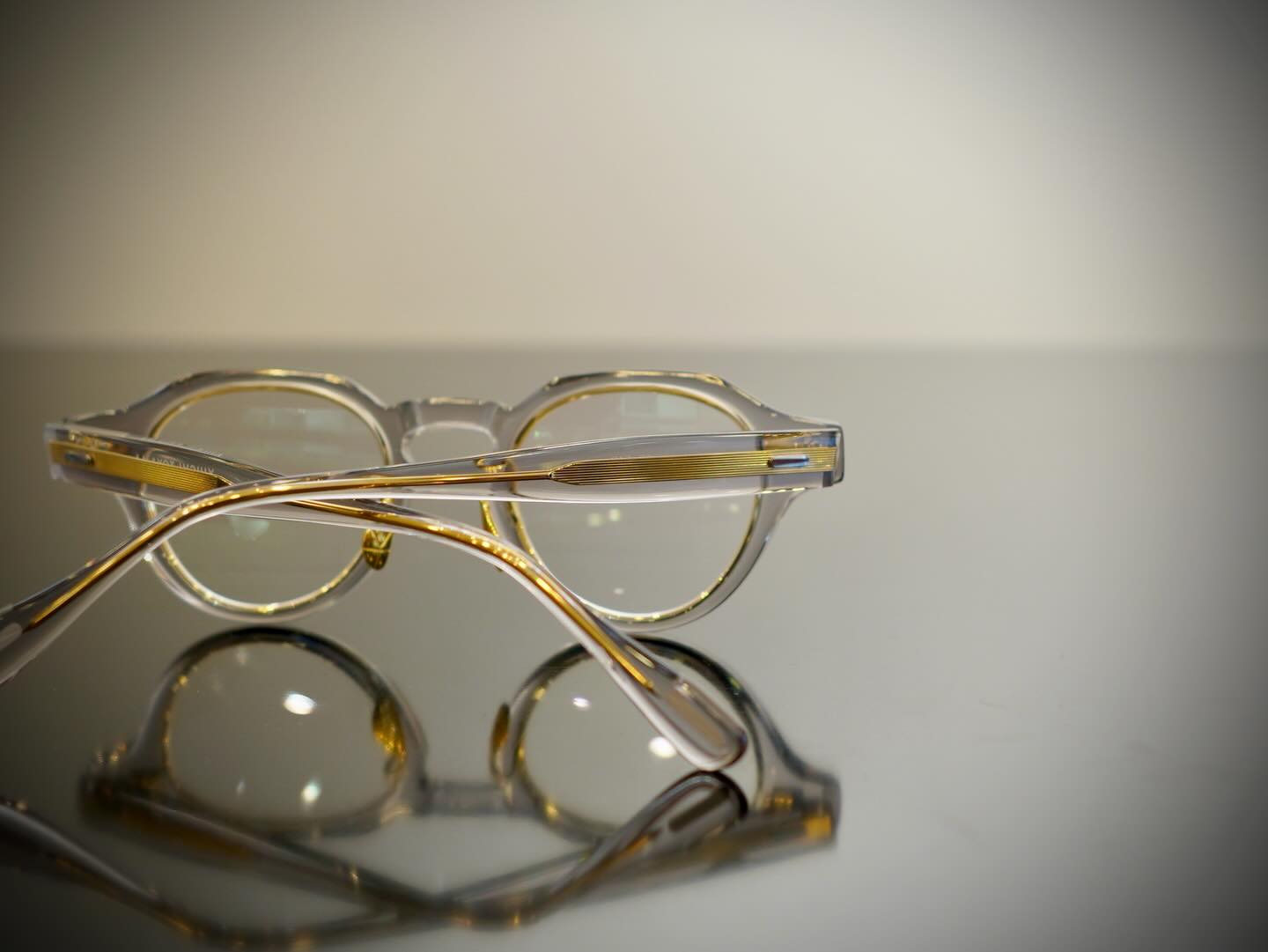 brand: YUICHITOYAMA.
model: U-129RS/DFW
col:04

2020年の発表以来、YUICHITOYAMA.の定番として支持されてきた【U-128/IND】のリニューアルスペック。

リニューアルスペックでは、アセテート生地を6mm厚にすることで存在感と強度を向上。
さらに、オリジナルのフィンパッドをメタルリムに直接ロー付けする構造を採用し、顔の中心となる鼻周りをよりスッキリとした印象にしています。

是非お試しください！

︎商品に関するお問い合わせはDM、お電話、メールでも受付しておりますのでお気軽に問い合わせください。

shop data
最寄り駅 自由が丘
正面口出口から歩いて約５分です。
住所 152-0035
東京都目黒区自由が丘1-16-13ヒルズ自由が丘1F
03-5731-6612
info＠beauxyeux.jp

The U-128/IND has been a popular YUICHITOYAMA. staple since its release in 2020, and now comes with updated specs.

The updated specs feature an acetate fabric that's 6mm thick, improving both its presence and strength.

In addition, the original fin pads are soldered directly to the metal rim, creating a cleaner look around the nose, the center of the face.

Give it a try!

︎For product inquiries, please feel free to contact us via DM, phone, or email.

shop information
SHOP beauxyeux Jiyugaoka
ZIPCODE 152-0035
1F Hills Jiyugaoka 1-16-13
Jiyugaoka Meguro-ku Tokyo JAPAN
+81-35731-6612
info@beauxyeux.jp

ユウイチトヤマ5
madeinjapan
自由が丘 
眼鏡店
ボズュー自由が丘
tokyo 
opticalstore 
opticien 
@beauxyeux_azabu
@yuichi_toyama_official
@ateliercinq_toyama