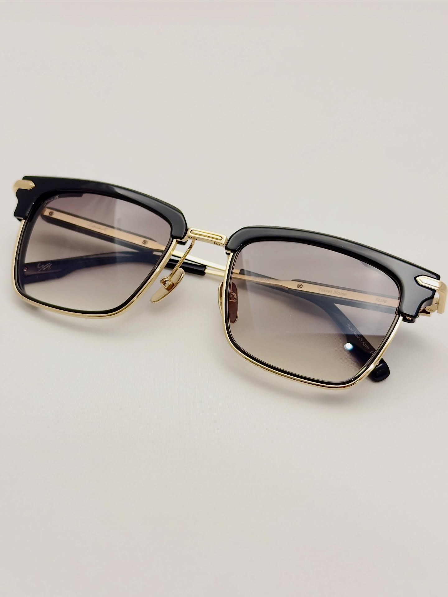 【Velvet noise - サーモントサングラス】
brand : Eque.M
model : Velvet Noise
color : SLGB
ラグジュアリーという名がふさわしいサーモントスタイルの新作スクエアフレームがEque.Mより入荷しております。
重厚さや威圧感で語るサーモントではなく、
線はシャープに、佇まいはあくまでエレガントに。
「雰囲気を足す・つくる」ためのアイウェアというより、ただ掛けるだけで王道にかっこいい。
そんなストレートな格好良さを体現した一本。
ベルベット仕立ての特製ボックスを含め、細部にまで行き届いたスペシャルな仕様も、このモデルの世界観をより一層高めています。
キング・オブ・クールなサーモントをお探しの方に、ぜひ手に取っていただきたいモデルです。
先日ご紹介したモデルも含め、現在店頭にはEque.Mのラインナップが揃っています。
ぜひ店頭でご覧ください。
shop data
::: ボズュー麻布 :::
最寄り駅 麻布十番駅
5b出口から徒歩約1分
住所 106-0045
東京都港区麻布十番1-10-12須田ビル 1F
03-6230-9983
azabu@beauxyeux.jp
A new square-frame browline model worthy of the name “luxury” has arrived from Eque.M.
Rather than relying on heaviness or intimidation, this take on the browline is defined by sharp lines and an unmistakably elegant presence.
It is not eyewear meant to simply add or create an atmosphere.
Just put it on, and you look effortlessly, classically cool.
A piece that embodies a straightforward, uncompromising sense of style.
The specially crafted velvet box and the meticulous attention to every detail further elevate the world of this model, making the ownership itself feel exceptional.
For those seeking the king of cool browline sunglasses, this is a pair you should experience in person.
Along with the models we recently introduced, the full Eque.M lineup is now available in store.
We invite you to try them on and feel the difference for yourself.
Shop Information
::: Beauxyeux Azabu :::
Nearest Station: Azabu-Juban Station
Approximately 1-minute walk from Exit 5b
Address: 1F Suda Building, 1-10-12 Azabu-Juban, Minato-ku, Tokyo 106-0045
03-6230-9983
azabu@beauxyeux.jp
@beauxyeux_jiyugaoka