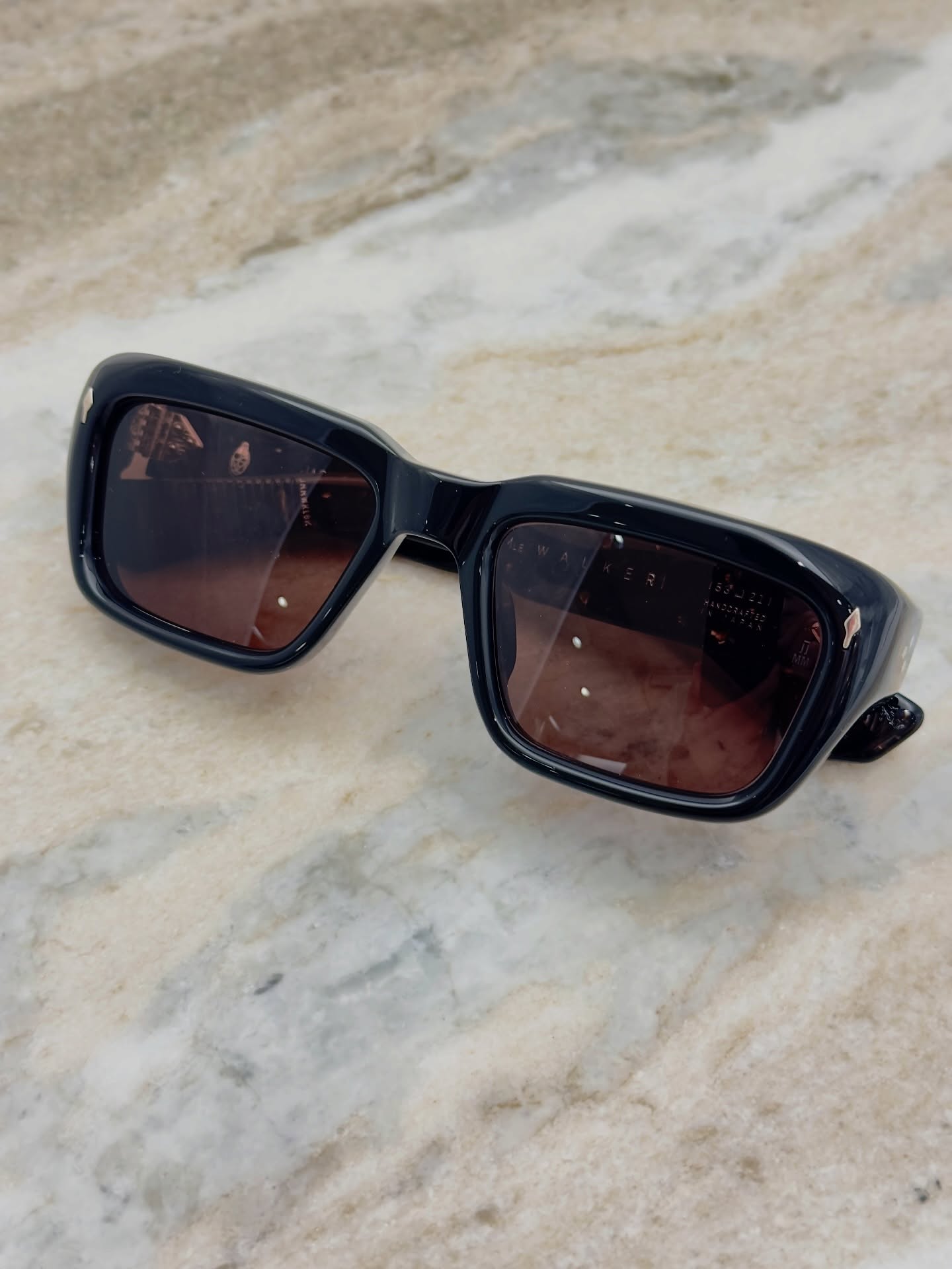 【JMM WALKER 新色入荷】

brand : Jacques Marie Mage
model : WALKER
color : Willow

1965年にイギリスで The Walker Brothers としてデビューし、1967年には Scott Walker 名義でソロ活動を開始した、アメリカ出身のロック歌手にインスパイアされたモデルの新色が入荷しました。

やや大きめのレクタングルシェイプに、フロントサイドへ緩やかなカーブを描く曲智デザインを採用。
さらに、全体的に丸みを帯びたフロントラインが、柔らかさとスタイリッシュさを自然に両立させています。
曲智が効いたサイドからテンプルへと続く三点鋲も、洗練されたアクセントとして確かな存在感を放ちます。

ウォーカーはポップスターとして一世を風靡したのち、ソロではバロック・ポップやシンガーソングライターとして表現を深化。さらに実験的な前衛音響作品へと歩みを進め、独自の音楽世界を確立しました。
そのキャリアは多くの音楽家に影響を与え、90年代以降に活躍するロックミュージシャンの中にも、彼と同様のシェイプのアイウェアを愛用していた人物がいます。

スコット・ウォーカー好きにはもちろん、眼鏡単体としても独自の雰囲気を纏い、ほかの Jacques Marie Mage モデルとは一線を画す魅力を備えた一本。
ぜひ店頭でお試しください。

shop data 
::: ボズュー麻布 :::
最寄り駅 麻布十番駅
5b出口から徒歩約1分
住所 106-0045
東京都港区麻布十番1-10-12須田ビル 1F
03-6230-9983
azabu@beauxyeux.jp 

Inspired by the American-born rock singer who debuted in the UK in 1965 as The Walker Brothers and later began his solo career in 1967 under the name Scott Walker, a new colorway of this model has just arrived.

The frame features a slightly oversized rectangular shape, highlighted by curved endpieces and a sculpted front design.
A softly rounded front line balances elegance with a modern, refined edge.
From the sides to the temples, the signature three-point rivets add a subtle yet distinctive accent.

After rising to fame as a pop star, Walker deepened his artistry through baroque pop and singer-songwriter works, eventually moving toward experimental and avant-garde compositions to establish a singular musical vision.
His unique career has influenced generations of musicians, with several prominent rock artists from the ’90s onward known to favor eyewear in a similar silhouette.

A must-have for Scott Walker admirers, yet compelling purely as a design piece, this model carries a character that clearly stands apart from other Jacques Marie Mage frames.
We invite you to experience it in-store.

Shop Information 
::: Beauxyeux Azabu :::
Nearest Station: Azabu-Juban Station
Approximately 1-minute walk from Exit 5b
Address: 1F Suda Building, 1-10-12 Azabu-Juban, Minato-ku, Tokyo 106-0045
03-6230-9983
azabu@beauxyeux.jp

@beauxyeux_jiyugaoka