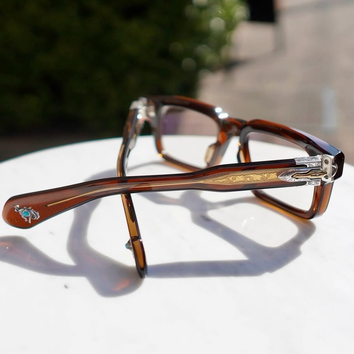 brand: JACQUES MARIE MAGE
model:BELVEDERE - Last Frontier Ⅵ
col:ZOLTAR,Blood Stone

JACQUES MARIE MAGE （ジャックマリーマージュ）の最高級ラインである「ラストフロンティア」の第6弾となる「ラストフロンティアVI」

天地幅が浅い長方形のレンズシェイプの『BELVEDERE』。
店頭にはZOLTAR,Blood Stoneの2色ございます！

テレビジョンカットが施され、立体感のあるデザインです。

濃いめのブラウンカラーが上品です。
テンプルエンドには、暴れ馬のモチーフにターコイズがはめ込まれています。

また、フレームケースにはハンドメイドのチマヨ織りが採用されるなど、細部に渡ってこだわりが詰まってます。

世界限定生産、150本。
この機会を逃したら二度と手に入らない逸品です。

商品に関するお問い合わせはDM、お電話、メールでも受付しておりますのでお気軽に問い合わせください。

︎shop data︎
最寄り駅 自由が丘
正面口出口から歩いて約５分です。
住所 152-0035
東京都目黒区自由が丘1-16-13ヒルズ自由が丘1F
︎03-5731-6612
info＠beauxyeux.jp

"Last Frontier VI" is the sixth release in JACQUES MARIE MAGE's premium "Last Frontier" line.

"BELVEDERE" features a shallow, rectangular lens shape.

Available in stores in two colors: ZOLTAR and Blood Stone!

These glasses feature a television cut for a three-dimensional design.

The dark brown color adds a touch of elegance.

The temple ends feature a turquoise inlaid with a raging horse motif.

The frame case is also made with handmade Chimayo weave, showcasing attention to detail.

Limited to a worldwide production of 150 pieces.
If you miss this opportunity, you'll never get your hands on one again.

For product inquiries, please feel free to contact us via direct mail, phone, or email.

︎ shop information︎
SHOP beauxyeux Jiyugaoka
ZIPCODE 152-0035
1F Hills Jiyugaoka 1-16-13
Jiyugaoka Meguro-ku Tokyo JAPAN
︎+81-35731-6612
info@beauxyeux.jp


#自由が丘 
眼鏡店
ボズュー自由が丘
tokyo 
opticalstore 
opticien 
@beauxyeux_azabu
@jacquesmariemage