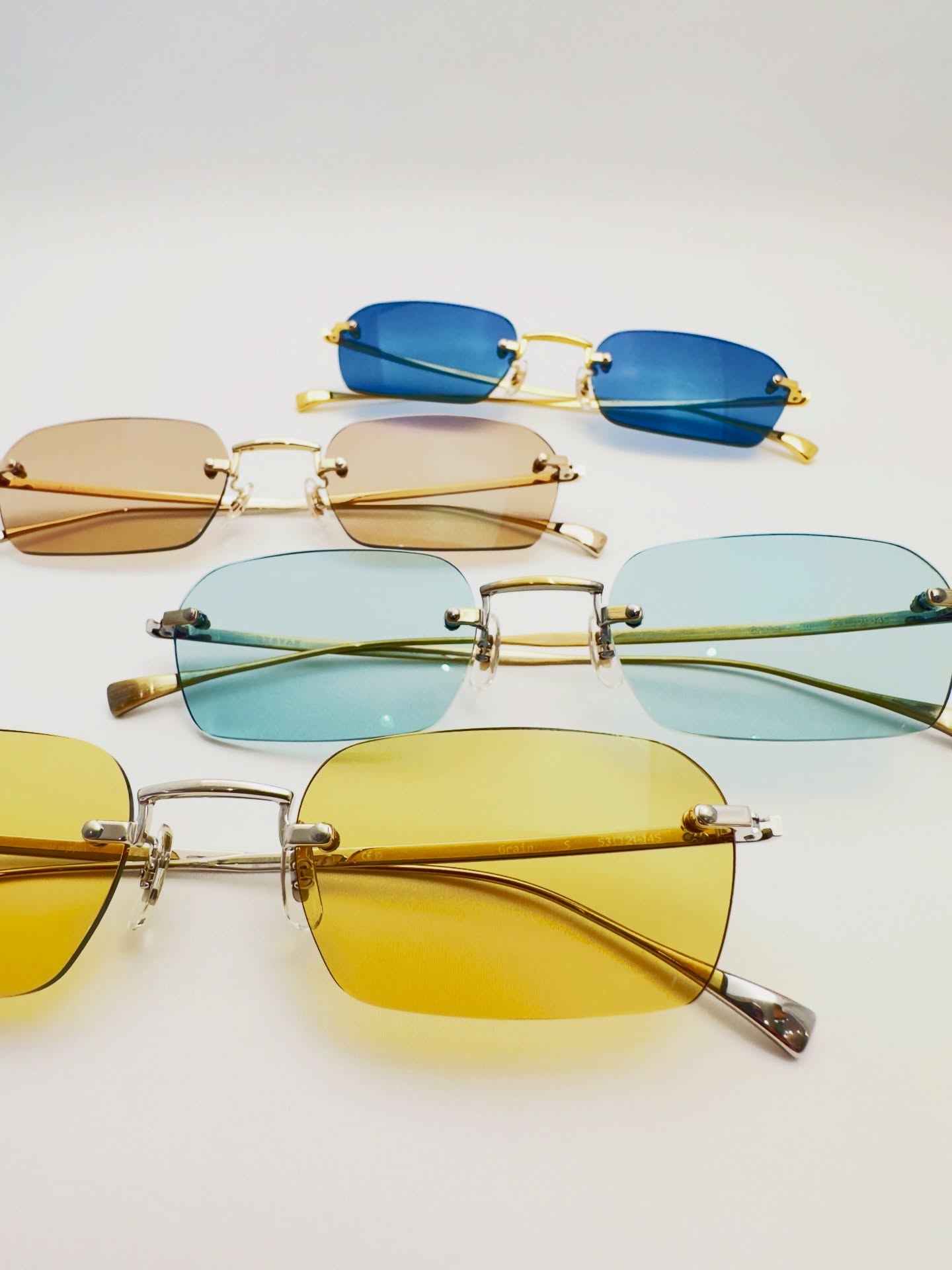 【90年代のムードを纏う、EYEVAN “Grain”】
brand : EYEVAN
model : Grain
color : G, YG, S, AG
1990年代のラグジュアリーブランドから着想を得て、現代的に再構築された
EYEVAN のリムレスモデルをご紹介いたします。
直線的なヨロイ。
曲線を最小限に抑えたヒンジ構造。
0.1mm単位で設計されたチタンブロックの削り出しによる、精度の高い仕上がり。
90s HIP HOPのムードを落とし込んだ、シャープなレクタングルレンズ。
どこかの模倣ではなく、EYEVANならではの美意識が反映された、洗練された一本です。
非常に軽量で掛け心地も良く、長時間の着用でもストレスの少ない設計。
カラーレンズ仕様のため、スタイリングのアクセントとしてもおすすめです。
4色すべてをご覧いただけるのは今のタイミングのみ。
ぜひ店頭にてお試しください。
shop data
::: ボズュー麻布 :::
最寄り駅 麻布十番駅
5b出口から徒歩約1分
住所 106-0045
東京都港区麻布十番1-10-12須田ビル 1F
03-6230-9983
azabu@beauxyeux.jp
Introducing a rimless model by EYEVAN,
inspired by 1990s luxury houses and thoughtfully reinterpreted for the present day.
A straight, architectural brow line.
Hinges designed with minimal curvature.
Titanium blocks precisely machined and refined to 0.1mm tolerances, resulting in an exceptionally clean and accurate finish.
Sharp rectangular lenses channel the mood of ’90s hip-hop culture.
Not a reproduction of anything else, but a pair that reflects EYEVAN’s own design philosophy and quiet sophistication.
Extremely lightweight and comfortable for extended wear.
Finished with colored lenses, they also serve as a subtle styling accent.
All four colors are currently available.
We invite you to experience them in store.
Shop Information
::: Beauxyeux Azabu :::
Nearest Station: Azabu-Juban Station
Approximately 1-minute walk from Exit 5b
Address: 1F Suda Building, 1-10-12 Azabu-Juban, Minato-ku, Tokyo 106-0045
03-6230-9983
azabu@beauxyeux.jp
@beauxyeux_jiyugaoka