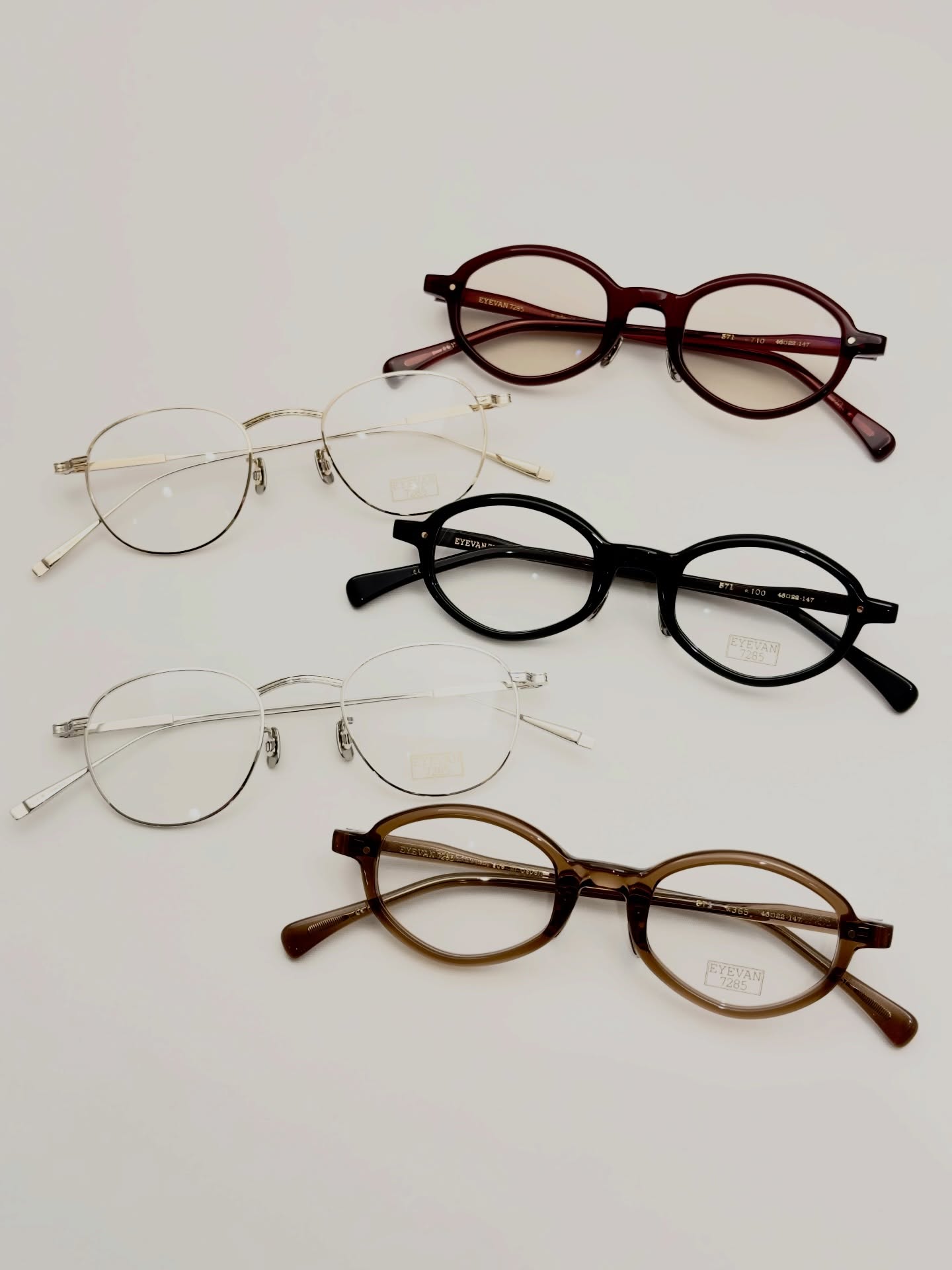 【EYEVAN7285 – 371 / 1025】

brand : EYEVAN7285
model(color) : 
371 (710, 100, 365)
1025(902, 800)

膨大なデザインソースをブレンドし、眼鏡というプロダクトに落とし込む EYEVAN7285。その美学が反映されたモデルが入荷しました。

371
バレル（樽）シェイプが特徴のプラスチックフレームモデル。
50年代のフレンチヴィンテージから着想した膨らみのあるテンプルデザインは、一般的なシューティングでは再現できない特徴的なアウトラインを持ちます。
また、1PINカシメ構造にはK10のリベットを採用した拘りのディテール。
小ぶりで独特な愛嬌のあるシェイプは、女性にもおすすめです。 

1025
キュビズムを生んだ画家パブロ・ピカソのスケッチからインスピレーションを得たオールチタンフレームモデル。
手描きのような波のような稜線を、職人の手彫りにより忠実にプロダクトへ落と込みました。フロントはやや小ぶりなパントシェイプで、繊細ながら、細部まで丁寧に作り込まれた上品な美しさが際立つモデルです。

デザイン、背景ともにEYEVAN7285の魅力がしっかり詰まった2モデルです。
ぜひ店頭でご覧ください。

shop data 
::: ボズュー麻布 :::
最寄り駅 麻布十番駅
5b出口から徒歩約1分
住所 106-0045
東京都港区麻布十番1-10-12須田ビル 1F
03-6230-9983
azabu@beauxyeux.jp 

Blending a vast range of design sources and translating them into the product of eyewear,
EYEVAN7285 presents new models that embody the brand’s aesthetics.

371
A plastic frame featuring a distinctive barrel-shaped silhouette.
Inspired by 1950s French vintage eyewear, the softly contoured temple design creates a unique outline that cannot be achieved through conventional cutting methods.
It also features a 1-pin rivet construction with K10 rivets as a refined detail.
Its small size and charming shape make it an easy fit for women as well.

1025
An all-titanium frame inspired by sketches by Pablo Picasso, the pioneer of Cubism.
The wave-like ridges, reminiscent of hand-drawn lines, are carefully carved and translated into the product by skilled craftsmen.
The slightly compact panto shape and delicate detailing give the frame a clean, elegant presence.

Both models fully express the craftsmanship and design philosophy of EYEVAN7285.
We invite you to experience them in store.

Shop Information 
::: Beauxyeux Azabu :::
Nearest Station: Azabu-Juban Station
Approximately 1-minute walk from Exit 5b
Address: 1F Suda Building, 1-10-12 Azabu-Juban, Minato-ku, Tokyo 106-0045
03-6230-9983
azabu@beauxyeux.jp

@beauxyeux_jiyugaoka