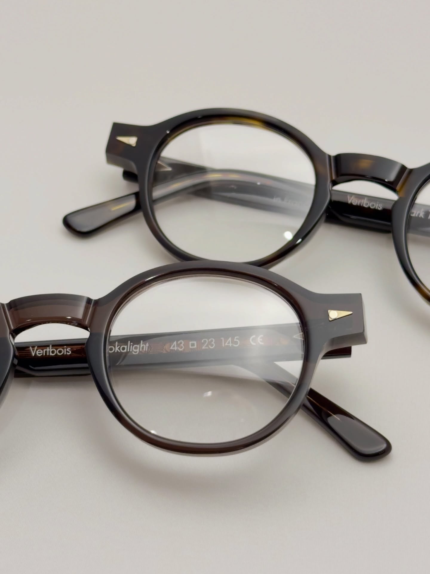 【AHLEM - Vertbois】

brand : AHLEM
model : Vertbois
color : Dark Turtle, Mokalight

AHLEMの2026年春夏コレクションより、造形と質感のバランスが美しいモデル「Vertbois」をご紹介します。

柔らかな印象になりやすいラウンドシェイプですが、程よい太さのブリッジとエッジの効いたラインによって、バランスよく引き締まった洒落た表情に仕上がっています。

また、光の加減によって表情を変える艶とマットのコントラストが、ブランドならではの奥行きあるニュアンスを生み出しています。

新色のMokalightは、上品で柔らかく、深みのあるおすすめのカラーです。
ぜひ店頭でご覧ください。

shop data 
::: ボズュー麻布 :::
最寄り駅 麻布十番駅
5b出口から徒歩約1分
住所 106-0045
東京都港区麻布十番1-10-12須田ビル 1F
03-6230-9983
azabu@beauxyeux.jp 

From the AHLEM 2026 Spring/Summer collection, we are pleased to introduce the model “Vertbois,” a beautifully balanced design combining refined form and texture.

While round shapes often create a softer impression, the moderately thick bridge and defined edges bring a subtle structure, resulting in a well-balanced and sophisticated look.

In addition, the contrast between glossy and matte finishes changes with the light, creating a sense of depth that reflects the distinctive aesthetic of the brand.

The new color, Mokalight, is an elegant shade with a soft tone and subtle depth.

Available now in store.

Shop Information 
::: Beauxyeux Azabu :::
Nearest Station: Azabu-Juban Station
Approximately 1-minute walk from Exit 5b
Address: 1F Suda Building, 1-10-12 Azabu-Juban, Minato-ku, Tokyo 106-0045
03-6230-9983
azabu@beauxyeux.jp

@beauxyeux_jiyugaoka