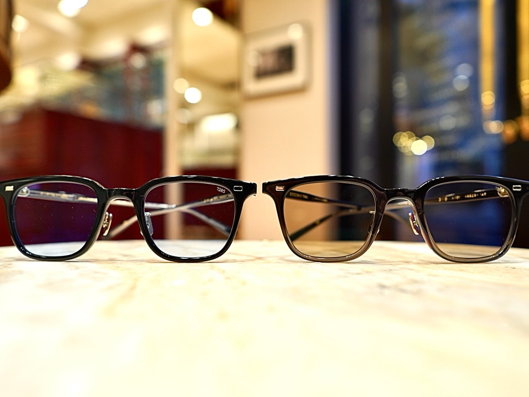 長い期間完売していました
EYEVAN7285のモデル319が入荷しました！
フロントとテンプルの合い口部に特殊な丁番を使用し、フロントにはサンプラチナのカシメ金具がアクセントにした
スクエアウェリントンのデザイン。

日常使用に使いやすく、高品質な眼鏡を掛けて過ごしたい方にはオススメのモデルです。

綾野剛さんが着用したことで人気が高まり、入手困難なアイテムになったことでも有名なモデルになります。

是非店頭にてお試しください！

shop data
：ボズュー麻布：
最寄り駅 麻布十番駅
5b出口から徒歩約1分
住所 106-0045
東京都港区麻布十番1-10-12須田ビル 1F
03-6230-9983
azabu@beauxyeux.jp

After being sold out for a long time, EYEVAN7285 model 319 is now in stock!
This square Wellington design uses a special hinge where the front and temples meet, and the front is accented with a sun platinum rivet.

This model is easy to wear every day and is recommended for those who want to wear high-quality glasses.

This famous model gained popularity after being worn by Ayano Go, and has become a rare item.

Come try them out in store!

Shop Information
:: Beauxyeux Azabu :::
Nearest Station: Azabu-Juban Station
Approximately 1-minute walk from Exit 5b
Address: 1F Suda Building, 1-10-12 Azabu-Juban,
Minato-ku, Tokyo 106-0045
03-6230-9983
azabu@beauxyeux.jp



麻布
@beauxyeux_jlyugaoka