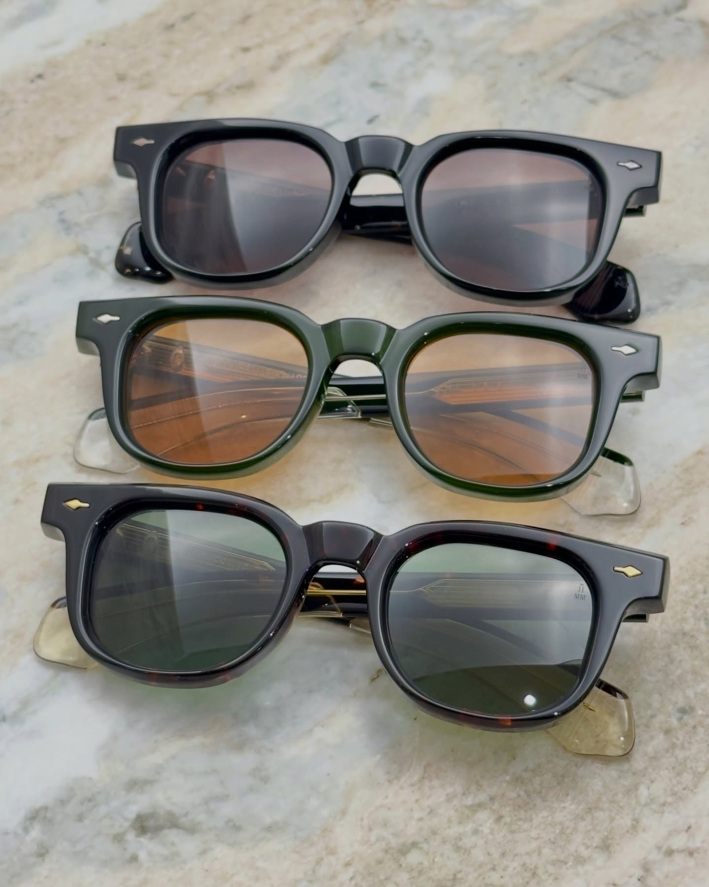 【JAX】

brand : Jacques Marie Mage
model : JAX 
color : Etna, Borneo, Willow

20世紀を代表するアメリカの画家、ジャクソン・ポロックにちなんで名付けられた人気モデル「JAX」が、マイナーチェンジを経て入荷いたしました。

1950年代のヴィンテージフレームをオマージュした、端正なウエリントンシェイプ。 
ストレートなブロウラインに、落とし込んだブリッジ、そしてボリュームのある智（ヨロイ）。それぞれのディテールが絶妙なバランスで調和し、さまざまなスタイルに自然と馴染む一本に仕上がっています。

また、カラーEtnaは、サングラスに加えメガネフレームのご用意もございます。

実際に掛けていただくと、その癖のないスタイリッシュさをよりご体感いただけるはずです。 
ぜひ店頭にてご覧ください。

shop data 
::: ボズュー麻布 :::
最寄り駅 麻布十番駅
5b出口から徒歩約1分
住所 106-0045
東京都港区麻布十番1-10-12須田ビル 1F
03-6230-9983
azabu@beauxyeux.jp 

The popular model “JAX,” named after the iconic 20th-century American painter Jackson Pollock, has arrived with a subtle update.

Inspired by vintage frames from the 1950s, it features a refined Wellington shape. 
The straight brow line, lowered bridge, and the volume of the temples come together in perfect balance, resulting in a piece that blends naturally with a wide range of styles.

Additionally, the color Etna is available not only as sunglasses but also as an optical frame.

Once you try it on, you’ll truly appreciate its clean and effortless sophistication. 
We invite you to experience it in person at our store.

Shop Information 
::: Beauxyeux Azabu :::
Nearest Station: Azabu-Juban Station
Approximately 1-minute walk from Exit 5b
Address: 1F Suda Building, 1-10-12 Azabu-Juban, Minato-ku, Tokyo 106-0045
03-6230-9983
azabu@beauxyeux.jp

@beauxyeux_jiyugaoka