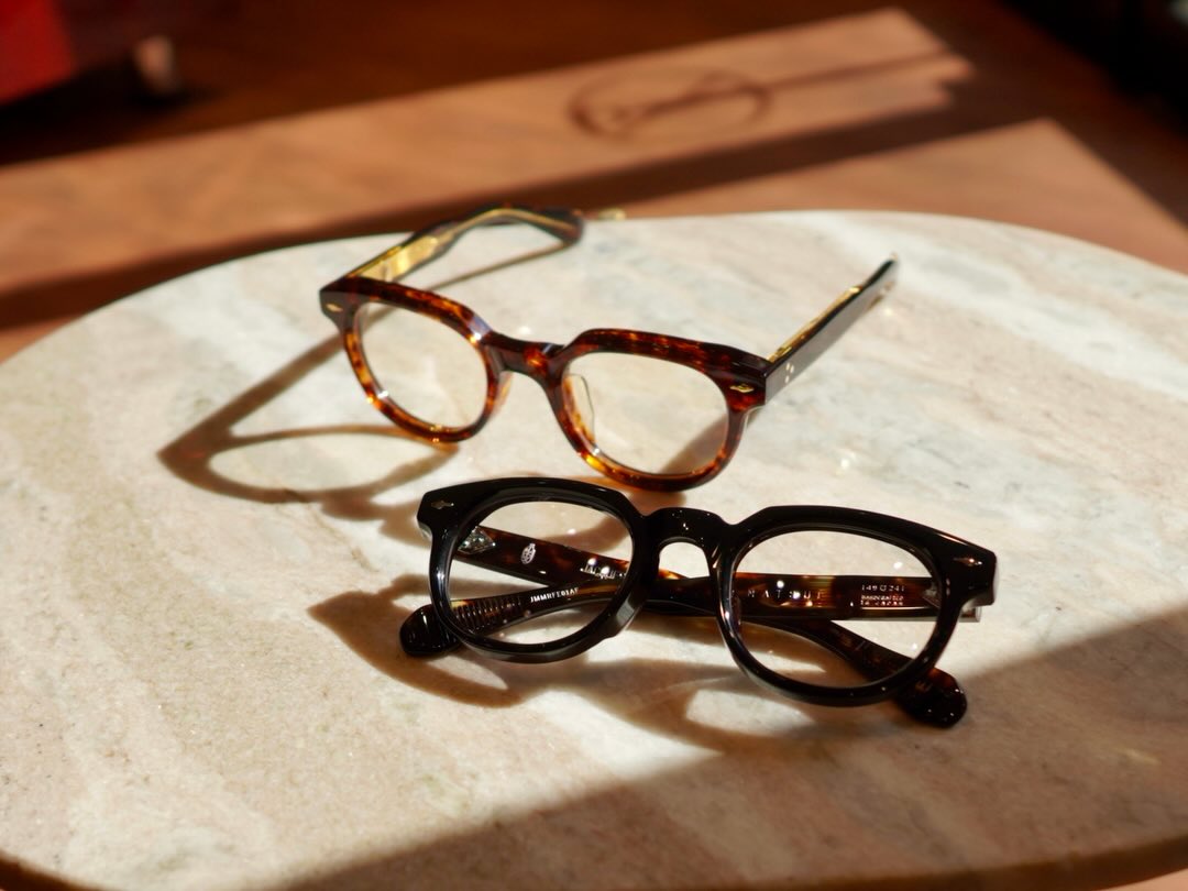 Jacques Marie Mageより新作や新色が豊富に入荷してまいりました！

アジア限定コレクションの【EIKO】,【MATSU】は、予め鼻パッドが高めに設定されている仕様。
顔馴染みの良い型、サイズ感が嬉しいモデルです。

【JAX】は、以前に展開がありお問い合わせも多く頂いておりましたが、ようやく待望の再リリースです！
相変わらず程よいボリューム感とサイジングが良い一本です。

独特なレンズシェイプが特徴の【PETRUS】
ヘキサゴンシェイプでスッキリな印象のメタルフレーム【BECKETT】
70年代を彷彿とさせるワイドフィットな【DEWITT】は、手描きエポキシインレイを施した貴金属のテンプル装飾が特徴的です。

沢山いいモデルが揃っておりますので、是非この機会にご来店をお待ちしております。

︎shop data︎
::: ボズュー麻布 :::
最寄り駅 麻布十番駅
5b出口から徒歩約1分
住所 106-0045
東京都港区麻布十番1-10-12須田ビル1F
︎03-6230-9983
azabu@beauxyeux.jp

We've received a wide selection of new items and colors from Jacques Marie Mage!

The Asia-exclusive collection's EIKO and MATSU models feature pre-set high nose pads.

These models feature a shape and size that fits comfortably on most faces.

We previously released the JAX model and received many inquiries about it, but it's finally been re-released!

As always, this model offers just the right amount of volume and great sizing.

The PETRUS model features a unique lens shape.
The BECKETT metal frame has a sleek, hexagonal shape.
The DEWITT model features a wide fit reminiscent of the 1970s and features precious metal temple decorations with hand-painted epoxy inlays.

We have a wide selection of great models, so we hope you'll come visit us!

︎Shop Information︎
::: Beauxyeux Azabu :::
Nearest Station: Azabu-Juban Station
Approximately 1-minute walk from Exit 5b
Address: 1F Suda Building, 1-10-12 Azabu-Juban, Minato-ku, Tokyo 106-0045
︎03-6230-9983
azabu@beauxyeux.jp



眼鏡店
六本木
麻布十番
眼鏡店　
ボズュー麻布
tokyo 
opticalstore 
@beauxyeux_jiyugaoka 
@jacquesmariemage