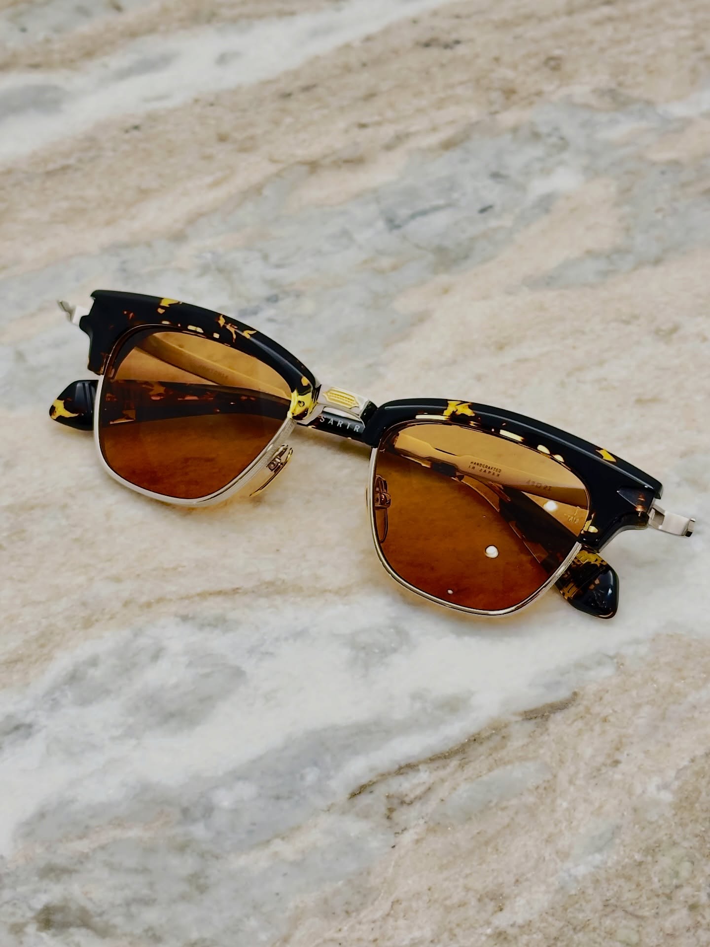 【SARTRE — 新色入荷】

brand : Jacques Marie Mage
model: SARTRE 
color : Tokyo

以前ご紹介し完売していたモデル「SARTRE」の新色が、1点のみ入荷いたしました。

背景については、前回の投稿内容を簡略してご紹介いたします。

実存主義や小説『嘔吐』で知られるフランスの哲学者
ジャン＝ボール・サルトルにインスパイアされたモデル。

1950年代、反体制・反主流の知識人たちに愛用されていた
Ray-Ban の「CLUBMASTER」をオマージュしたデザインです。

今回入荷したカラーは、より個性を引き立てる一本。
いわゆる純粋な格好良さとは少し異なる、独自の魅力を感じていただけます。

ご紹介後にはお問い合わせもありそうなモデルです。
ぜひお早めに店頭でご覧ください。

shop data 
::: ボズュー麻布 :::
最寄り駅 麻布十番駅
5b出口から徒歩約1分
住所 106-0045
東京都港区麻布十番1-10-12須田ビル 1F
03-6230-9983
azabu@beauxyeux.jp 

A new color of the model “SARTRE,” which previously sold out after we introduced it, has just arrived — with only one piece available.

Here is a brief recap of the background behind this model.

“SARTRE” is inspired by the French philosopher
Jean-Paul Sartre, known for his work on existentialism and for the novel Nausea.

The design pays homage to the “Clubmaster” by Ray-Ban, a style favored by anti-establishment intellectuals during the 1950s.

The newly arrived colorway highlights the frame’s individuality even further.
It offers a charm that feels slightly different from straightforward “classic cool.”

We expect this model to attract inquiries once introduced.
We invite you to visit the store and take a look while it’s still available.

Shop Information 
::: Beauxyeux Azabu :::
Nearest Station: Azabu-Juban Station
Approximately 1-minute walk from Exit 5b
Address: 1F Suda Building, 1-10-12 Azabu-Juban, Minato-ku, Tokyo 106-0045
03-6230-9983
azabu@beauxyeux.jp

@beauxyeux_jiyugaoka