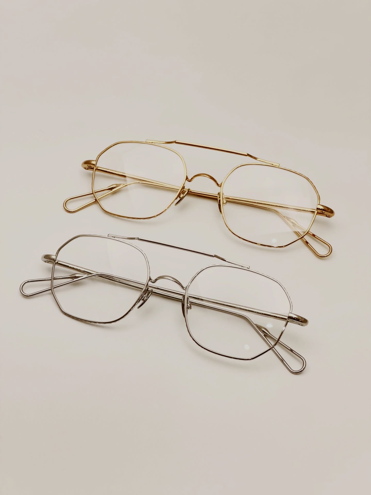 【AHLEM “Rubens” — New Arrival】

brand : AHLEM
model: Rubens
color : Champagne, White Gold

AHLEMより、ユニセックスでご使用いただけるサイズ感のダブルブリッジ・メタルフレーム「Rubens」が入荷しました。

曲線が美しく、柔らかさを感じさせるスクエアシェイプ。
トップバーやリム、テンプルにはハンマーによる手打ちのテクスチャーが施されており、AHLEMらしいクラフツマンシップが光ります。

2025年秋冬シーズンに入荷し、麻布店では即完売となったモデル「Archives」にも通じるサイズ感と雰囲気を持ち合わせており、本作も早期完売が予想されます。

AHLEMのダブルブリッジは店頭でも特に反響の大きいシリーズ。
絶妙なサイズバランスで掛けやすく、スタイルにも取り入れやすい一本です。

ぜひ店頭にてお試しください。

shop data 
::: ボズュー麻布 :::
最寄り駅 麻布十番駅
5b出口から徒歩約1分
住所 106-0045
東京都港区麻布十番1-10-12須田ビル 1F
03-6230-9983
azabu@beauxyeux.jp 

AHLEM’s double-bridge metal frame “Rubens” has arrived, featuring a size that works effortlessly for all genders.

Its softly contoured square shape is defined by elegant curves.
The top bar, rims, and temples are finished with hand-hammered textures, showcasing AHLEM’s distinctive craftsmanship.

With a size and presence reminiscent of the “Archives” model from the Fall/Winter 2025 season—which sold out quickly at our Azabu store—this piece is also expected to move fast.

AHLEM’s double-bridge designs have consistently received strong responses in-store.
With its perfectly balanced proportions, this frame is both easy to wear and versatile in styling.

We invite you to try it on in store.

Shop Information 
::: Beauxyeux Azabu :::
Nearest Station: Azabu-Juban Station
Approximately 1-minute walk from Exit 5b
Address: 1F Suda Building, 1-10-12 Azabu-Juban, Minato-ku, Tokyo 106-0045
03-6230-9983
azabu@beauxyeux.jp

@beauxyeux_jiyugaoka