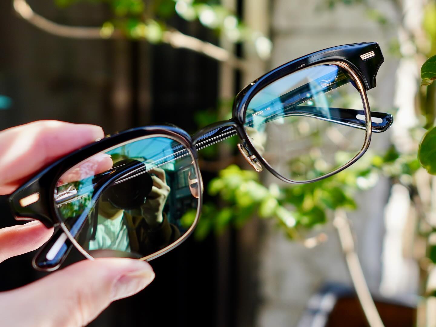 brand: YUICHITOYAMA:5
model:FORT GREENE
col: 02

YUICHITOYAMA:5の新型サーモントフレーム。
かなり好評をいただいており、ご紹介前に残り1本となりました！

このサーモントフレームは語彙力が無くなってしまうほどかっこいいです。
是非お試しいただきたいです！

『YUICHITOYAMA:5』初のコンビネーションとなる"サーフェイス"をテーマにしたサーモントフレーム。

10mm厚のアセテートから削り出しエッジを効かせたブローパーツ、4.5mm厚の丸みあるメタルリムが相反する互いの質感を際立たせ、洗練された造形美を表現しています。

奥行きを持たせたアセテート素材のブロー、チタン素材のリムとブリッジはYUICHITOYAMA.のプレステージラインとしての存在感ある横顔を持っています。

『SURFACE』
湖の水面を想起させるフラットなブローラインとチューブのような丸みを帯びたアンダーリムの造形美。
静けさの中に力強い存在感を持つ現代アートの彫刻からインスパイアされたフロントシェイプ。

商品に関するお問い合わせはDM、お電話、メールでも受付しておりますのでお気軽に問い合わせください。

︎shop data︎
最寄り駅 自由が丘
正面口出口から歩いて約５分です。
住所 152-0035
東京都目黒区自由が丘1-16-13ヒルズ自由が丘1F
︎03-5731-6612
info＠beauxyeux.jp

YUICHITOYAMA:5's new browline frame.

It's been incredibly popular, and we're down to the last one before even introducing it!

This browline frame is so cool, it leaves me speechless.

You absolutely must try it!

This is YUICHITOYAMA:5's first combination browline frame themed around "Surface."

The browline, crafted from 10mm thick acetate with sharp edges, and the 4.5mm thick, rounded metal rim highlight the contrasting textures of each, expressing a refined aesthetic.

The acetate browline, with its depth, and the titanium rim and bridge, give it the presence and presence expected of YUICHITOYAMA.'s prestige line.

"SURFACE"

The flat browline reminiscent of a lake's surface and the rounded, tube-like under-rim create a beautiful aesthetic.

The front shape is inspired by contemporary art sculptures that possess a powerful presence within their stillness.

We accept inquiries about our products via direct message, phone, or email, so please feel free to contact us.

︎ shop information︎
SHOP beauxyeux Jiyugaoka
ZIPCODE 152-0035
1F Hills Jiyugaoka 1-16-13
Jiyugaoka Meguro-ku Tokyo JAPAN
︎+81-35731-6612
info@beauxyeux.jp

#ボズュー自由が丘
@beauxyeux_azabu
@yuichi_toyama_official