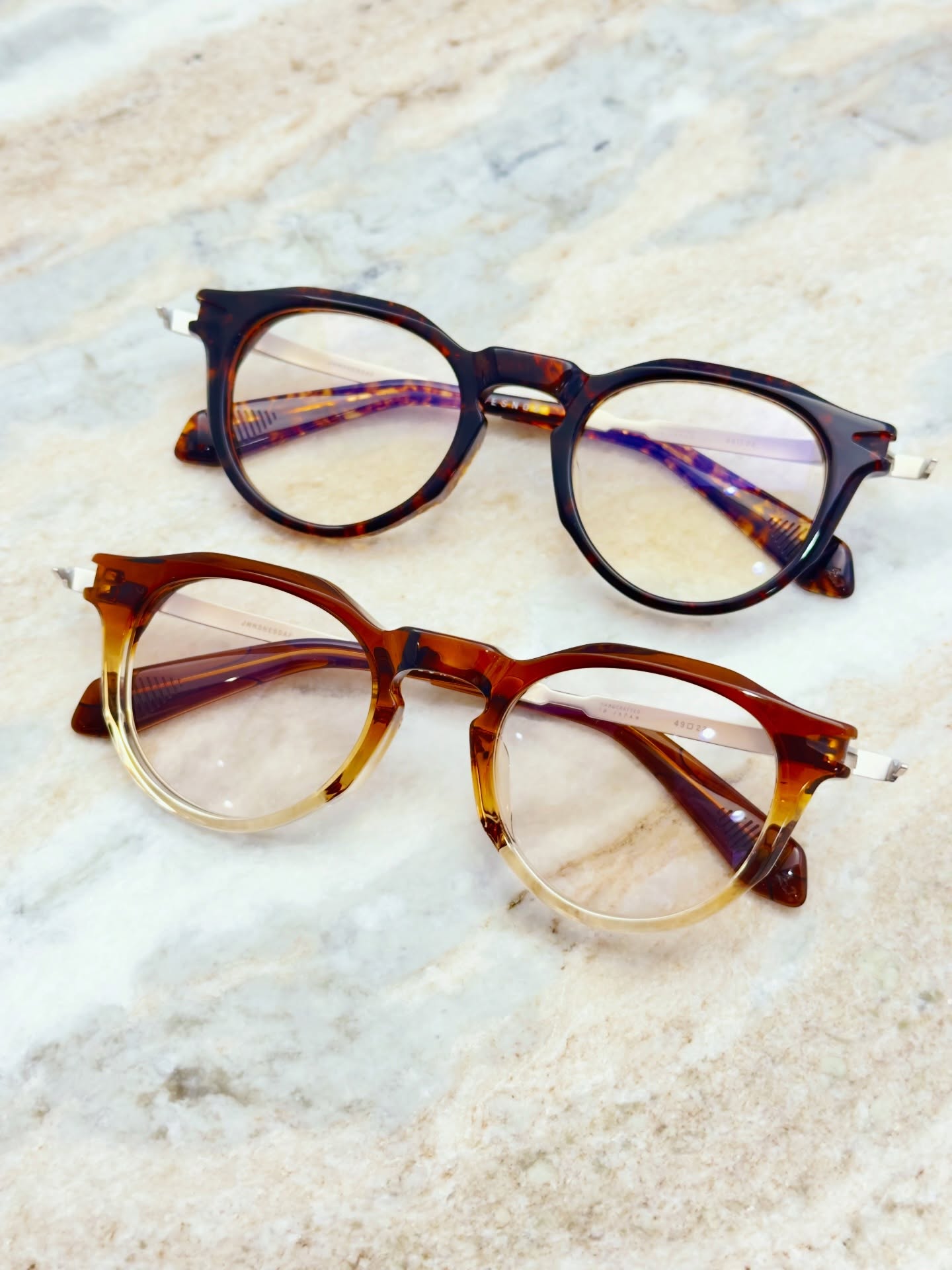 【DESNOS — Asian Fit】

brand : Jacques Marie Mage
model : DESNOS
color : Hickory Fade, Agar

Jacques Marie Mageの新作より、「DESNOS」が入荷いたしました。

クラウンパントを思わせるパントシェイプに、アジア人の骨格に合わせたアジアンフィットを採用した一本です。

アローヘッドモチーフをあしらったチタン製テンプルが、さりげないアクセントとして全体を引き締めます。

ありそうでなかったバランスの新モデル。
ぜひ店頭にてご覧ください。

shop data 
::: ボズュー麻布 :::
最寄り駅 麻布十番駅
5b出口から徒歩約1分
住所 106-0045
東京都港区麻布十番1-10-12須田ビル 1F
03-6230-9983
azabu@beauxyeux.jp 

From the latest collection by Jacques Marie Mage, the new model “DESNOS” has arrived.

Featuring a panto-shaped silhouette reminiscent of a crown panto, this piece is designed with an Asian fit to better suit Asian facial structures.

The titanium temples, adorned with the signature arrowhead motif, add a subtle accent that sharpens the overall look.

A well-balanced design unlike anything before.
We invite you to experience it in-store.

Shop Information 
::: Beauxyeux Azabu :::
Nearest Station: Azabu-Juban Station
Approximately 1-minute walk from Exit 5b
Address: 1F Suda Building, 1-10-12 Azabu-Juban, Minato-ku, Tokyo 106-0045
03-6230-9983
azabu@beauxyeux.jp

@beauxyeux_jiyugaoka