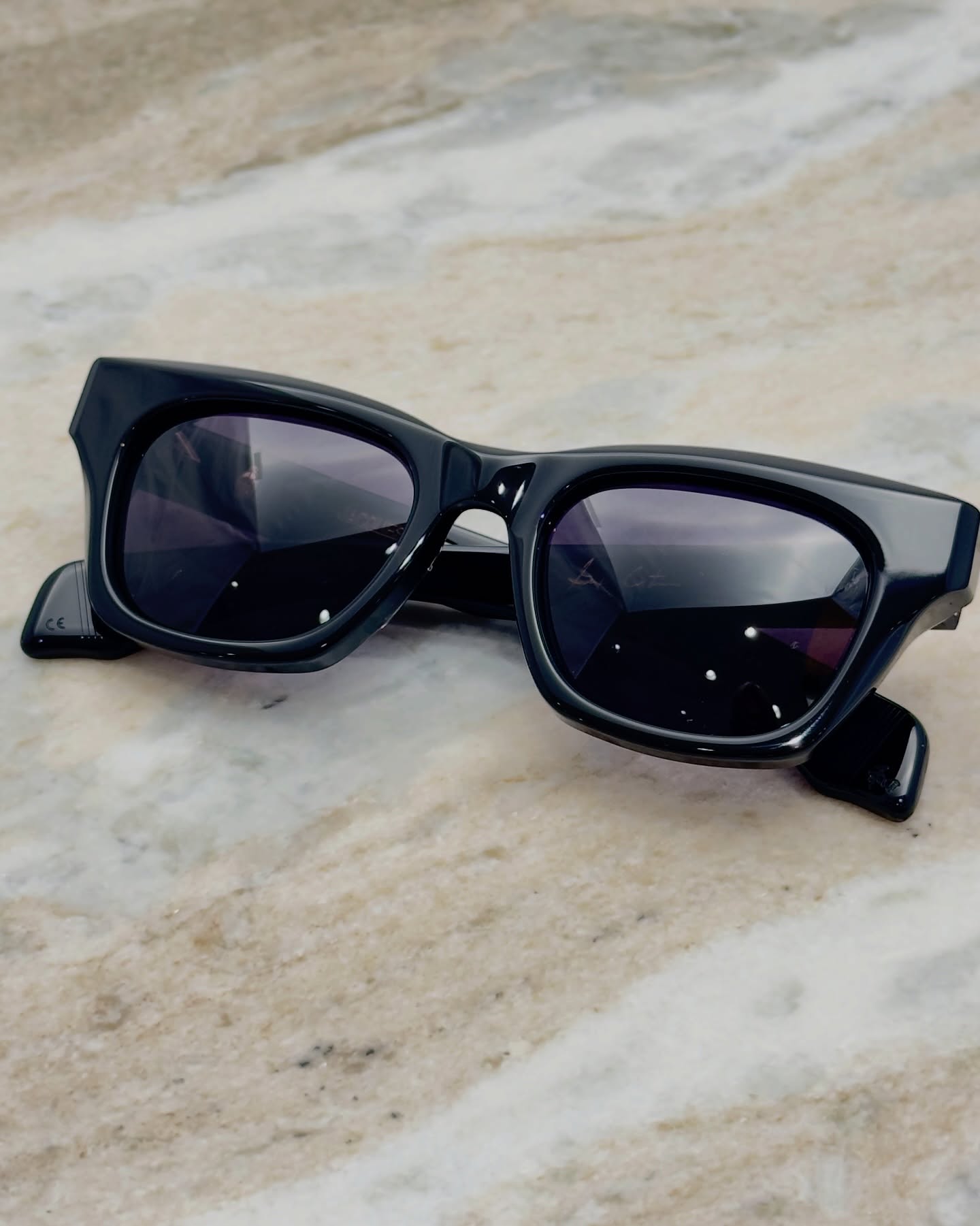 【GEORGE CORTINA FOR JMM】

brand : Jacques Marie Mage
collection : GEORGE CORTINA
model : DEALAN
color : Cortina Noir

数々の著名人や雑誌のスタイリングを手がけるファッションエディターでありスタイリスト、ジョージ・コルティナ氏とのコラボレーションによる限定モデルが入荷いたしましたのでご紹介いたします。

Jacques Marie Mageのアイコンモデル「DEALAN」をベースに、特別仕様へとアップデート。
オールブラックのカラーリングに加え、象徴的なヨロイのアローヘッドを排し、ダークゴールドのヒンジを採用。
よりミニマルで洗練された仕上がりとなっています。
コルティナ氏の削ぎ落とされた色気の世界観を体現した一本です。

トレンドではなく“スタイル”をクリエーションしてきた彼の哲学を感じていただけるモデル。
そんなスタイルを追い求める方におすすめの一本です。

ぜひ店頭にてご覧ください。

shop data 
::: ボズュー麻布 :::
最寄り駅 麻布十番駅
5b出口から徒歩約1分
住所 106-0045
東京都港区麻布十番1-10-12須田ビル 1F
03-6230-9983
azabu@beauxyeux.jp 

We are pleased to introduce a limited collaboration model with George Cortina, a fashion editor and stylist known for his work with numerous notable figures and leading publications.

Based on the iconic “DEALAN” model from Jacques Marie Mage, this piece has been updated with special specifications.
Featuring an all-black colorway, the signature arrowhead detail at the temple has been removed, while dark gold hinges are incorporated.
The result is a more minimal and refined finish.
A pair that embodies Cortina’s signature world of understated sensuality.

Rather than following trends, this model reflects his philosophy of creating enduring style.
Recommended for those who seek to pursue a true sense of style.

We invite you to experience it in store.

Shop Information 
::: Beauxyeux Azabu :::
Nearest Station: Azabu-Juban Station
Approximately 1-minute walk from Exit 5b
Address: 1F Suda Building, 1-10-12 Azabu-Juban, Minato-ku, Tokyo 106-0045
03-6230-9983
azabu@beauxyeux.jp

Marie Mage
@beauxyeux_jiyugaoka