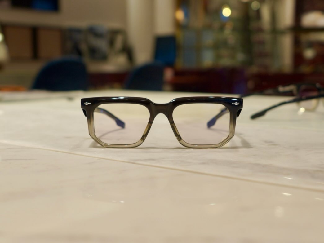 Jacques Marie Mageより新作『YOSHI』が入荷いたしました！
カラーは人気のBlack Fede。

12mmから削り出されたフロントは重厚感がありながらも内側の仕様によって軽量化にも実現しております。

また、テンプル部分はバネ丁番を採用しており掛け心地もとても良いです。

型、カラーともにかなりかっこいいモデルです。
是非お試しください。

︎shop data︎
::: ボズュー麻布 :::
最寄り駅 麻布十番駅
5b出口から徒歩約1分
住所 106-0045
東京都港区麻布十番1-10-12須田ビル1F
︎03-6230-9983
azabu@beauxyeux.jp

New arrivals from Jacques Marie Mage: 'YOSHI'!

The front, crafted from a 12mm block, has a substantial feel, yet the internal construction ensures a lightweight design.

The temples feature spring hinges for exceptional comfort.

This model is incredibly stylish in both shape and color.

Please try them on!

︎Shop Information︎
::: Beauxyeux Azabu :::
Nearest Station: Azabu-Juban Station
Approximately 1-minute walk from Exit 5b
Address: 1F Suda Building, 1-10-12 Azabu-Juban, Minato-ku, Tokyo 106-0045
︎03-6230-9983
azabu@beauxyeux.jp



@beauxyeux_jiyugaoka 
@jacquesmariemage