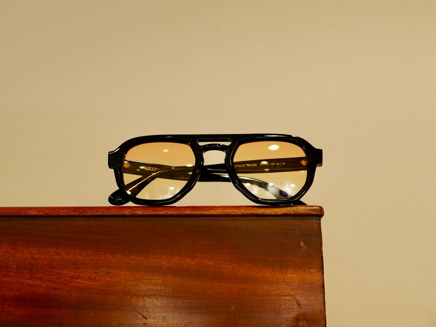 brand: ARTHOD
model :HORACE
col:H3/S8

取り扱いを開始してからご好評頂いておりますフランスブランド"ARTHOD"

本日ご紹介のモデルは、前回入荷時にご紹介前に完売したモデルです。

型、サイズ感ともにバランスの良い一本。
クラシカルに寄ってしまいがちなツーブリッジモデルも、レンズシェイプを多角形にし、カッティングも立体感をもたせることで、一気に今っぽくファッショナブルなアイウェアになっております。

性別問わずオススメしたいモデルです。

眼鏡でもサングラスでもどちらでもかっこいいと思います。
是非店頭でお試しください！

商品に関するお問い合わせはDM、お電話、メールでも受付しておりますのでお気軽に問い合わせください。

・ARTHOD
eyewear業界に長く携わっているデザイナーJULIEN氏により手がけられたコレクションは芸術、歴史、そして過去のライフスタイルに影響を受け、往年の象徴的でカリスマ性のあるラインと、洗練された現代的な技術を融合させることに成功しました。古き良きフランスへのノスタルジアと融合させながら、ARTHODはそのルーツ、歴史的・文化的遺産を改めて見つめ直し、感動と芸術性を兼ね備えたトリビュートを制作しました。レトロとシックが真に融合したコレクションに仕上げられています。

︎shop information︎
店名　ボズュー自由ヶ丘
最寄り駅 自由が丘
正面口出口から歩いて約５分です。
住所 152-0035
東京都目黒区自由が丘1-16-13ヒルズ自由が丘1F
︎03-5731-6612
info@beauxyeux.jp 

The French brand "ARTHOD," which has been very well-received since we started carrying it,

The model we're introducing today is one that sold out before we could even introduce it last time it was in stock.

It's a well-balanced piece in terms of both shape and size.

While double-bridge models tend to lean towards classic styles, the polygonal lens shape and three-dimensional cutting give it a modern and fashionable look.

This model is recommended for both men and women.

It looks great as both eyeglasses and sunglasses.

Please try them on in-store!

For inquiries about the product, please feel free to contact us via DM, phone, or email.

・ARTHOD
Designed by JULIEN, a designer with a long history in the eyewear industry, the collection is influenced by art, history, and past lifestyles, successfully fusing iconic and charismatic lines from yesteryear with sophisticated modern technology. Blending nostalgia for old-world France, ARTHOD re-examines its roots and historical and cultural heritage, creating a tribute that is both moving and artistic. The result is a collection that truly fuses retro and chic.

︎ shop information︎
SHOP beauxyeux Jiyugaoka
ZIPCODE 152-0035
1F Hills Jiyugaoka 1-16-13
Jiyugaoka Meguro-ku Tokyo JAPAN
︎+81-35731-6612
info@beauxyeux.jp


@arthod_eyewear 
@beauxyeux_azabu