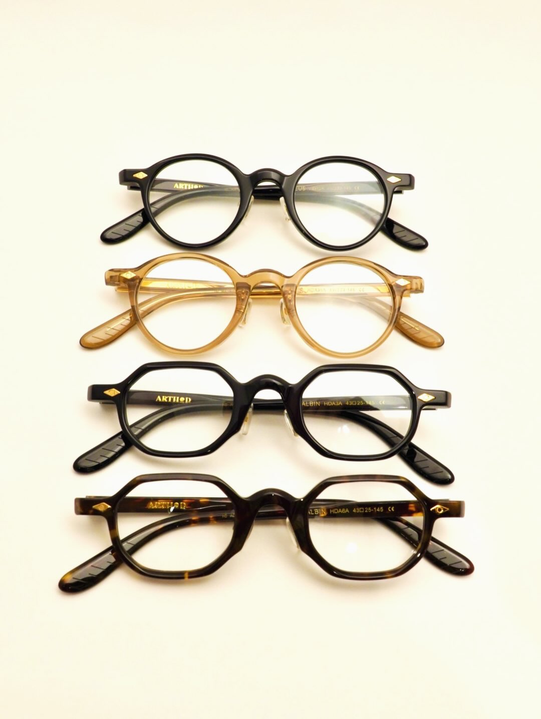 【ARTHOD】

brand : ARTHOD
model : ALBIN
col：HDA6A, HDA3A

model：ODEUS
col：HDA35A, HDA3A

当店のおすすめブランド、ARTHODをご紹介いたします。

ミニマルでややレクタングルチックなオクタゴン(八角形)シェイプをベースに、下リムは適度な丸みを与えて顔馴染みの良い多角形スタイルを提案した、シンプルかつ遊び心もしっかりと感じられるALBIN。

逆三角形味のある細身のミニマルパントシェイプとブロウデザインから、やや下がった位置に備わったヨロイなど、クラシックさもありながら新しさも感じられるデザインのODEUS。

どちらも適度に主張がありながら、掛けやすいデザインです。

ぜひ店頭にてお試しください。

shop data 
::: ボズュー麻布 :::
最寄り駅 麻布十番駅
5b出口から徒歩約1分
住所 106-0045
東京都港区麻布十番1-10-12須田ビル 1F
03-6230-9983
azabu@beauxyeux.jp 

Introducing one of our recommended brands, ARTHOD.

ALBIN is based on a minimal, slightly rectangular octagonal shape, with a gently rounded lower rim that creates a well-balanced, face-friendly polygonal design. It is simple, yet carries a clear sense of playfulness.

ODEUS features a slim, minimal panto shape with a subtle inverted-triangle impression. The brow design and slightly lowered hinge add a classic touch, while maintaining a modern and distinctive look.

Both models offer a moderate presence while remaining easy to wear.

We invite you to visit our store and try them on.

Shop Information 
::: Beauxyeux Azabu :::
Nearest Station: Azabu-Juban Station
Approximately 1-minute walk from Exit 5b
Address: 1F Suda Building, 1-10-12 Azabu-Juban, Minato-ku, Tokyo 106-0045
03-6230-9983
azabu@beauxyeux.jp

@beauxyeux_jiyugaoka