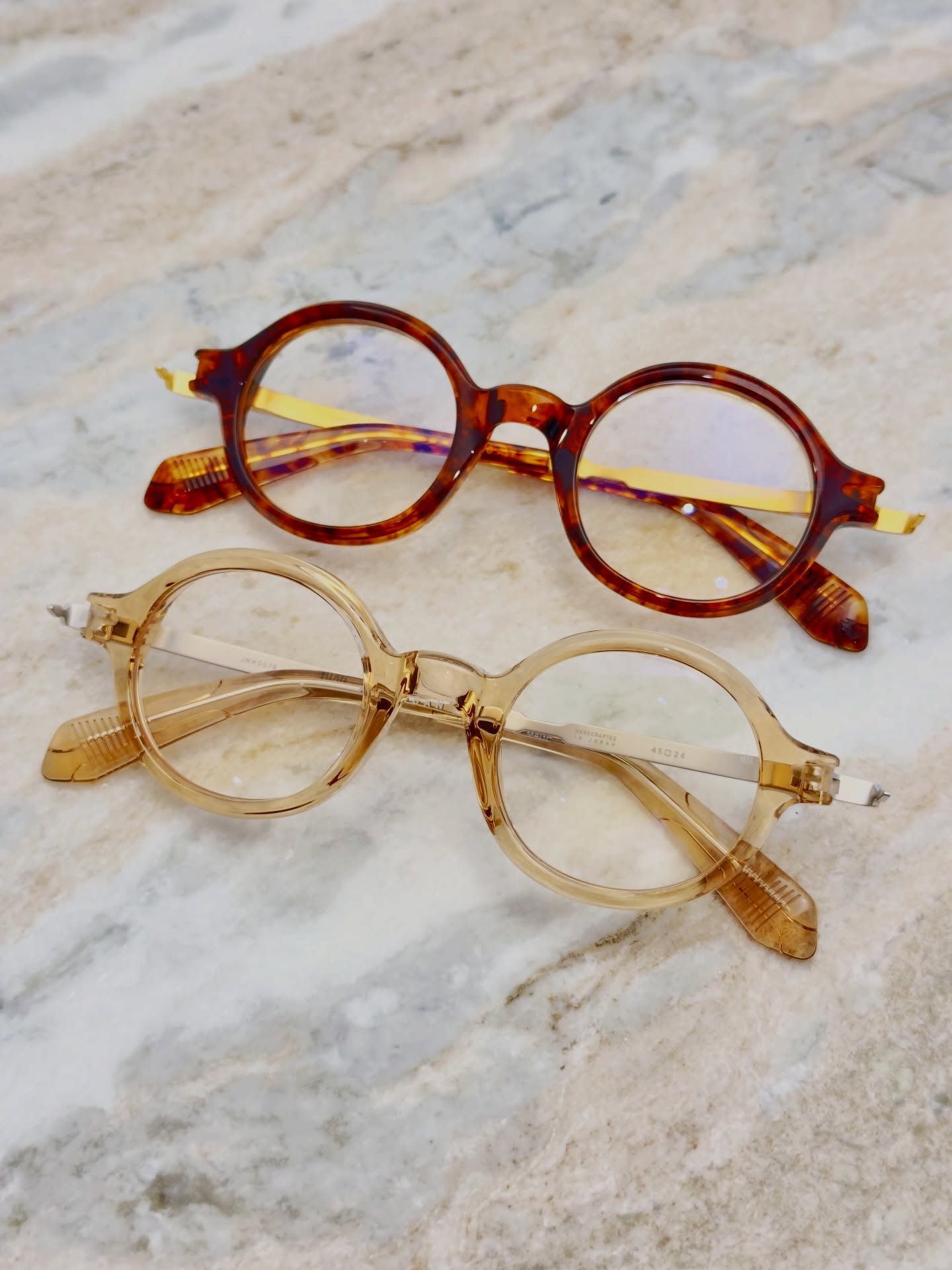 【HARTIGAN】
brand : Jacques Marie Mage
model : HARTIGAN
color : Sand, Argyle
Jacques Marie Mageの新作より、アメリカ抽象表現主義の画家、グレース・ハーティガンに由来するモデル「HARTIGAN」をご紹介いたします。
オーヴァルにも通じるパントシェイプは、戦後の芸術家を想起させる繊細な曲線美が印象的。
アーティスティックでありながらも過度に主張しすぎず、上品な表情に仕上げられています。
また、前回ご紹介したDESNOSと同様のテンプル設計も相まって、ブランドらしい絶妙なバランス感が際立つ一本です。
男性・女性を問わず、その魅力を引き立ててくれるモデル。
ぜひ店頭にてお試しください。
shop data
::: ボズュー麻布 :::
最寄り駅 麻布十番駅
5b出口から徒歩約1分
住所 106-0045
東京都港区麻布十番1-10-12須田ビル 1F
03-6230-9983
azabu@beauxyeux.jp
Jacques Marie Mage introduces its latest creation, the “HARTIGAN,” a model named in homage to the American Abstract Expressionist painter, Grace Hartigan.
Featuring a pantos shape with subtle oval influences, its delicate curves evoke the spirit of postwar artists.
Artistic yet never overstated, it offers a refined and elegant expression.
Combined with the same temple construction as the previously introduced DESNOS, the piece exemplifies the brand’s signature sense of balance.
A model that enhances the allure of both men and women alike.
We invite you to experience it in store.
Shop Information
::: Beauxyeux Azabu :::
Nearest Station: Azabu-Juban Station
Approximately 1-minute walk from Exit 5b
Address: 1F Suda Building, 1-10-12 Azabu-Juban, Minato-ku, Tokyo 106-0045
03-6230-9983
azabu@beauxyeux.jp
@beauxyeux_jiyugaoka