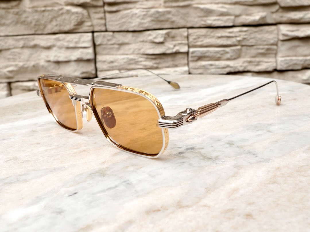 【LAST FRONTIER Ⅶ入荷】

brand : Jacques Marie Mage
model : DEAVER, MILES CITY
color : Electrum, Corbeau

JMMの最高級ライン、LAST FRONTIERの新作が入荷いたしました。

DEAVER
直線的なレクタングルシェイプに、90年代から着想を得たモデル。
トップバーとブリッジには、繊細なヘアライン仕上げを施し、リムにはチマヨ柄の彫刻をあしらっています。

テンプルにはツートーンのアロー装飾、先端にはサンダーバードのメダリオンを配置。
細部には、天然石(ホワイトバッファローストーン)をインレイとして使用しています。
世界150本限定。

MILES CITY
1950年代をベースにした、スクエアシェイプのチタンフレーム。
彫刻入りのリムと、立体感のあるブロウラインが特徴です。

フロントとテンプルには、天然石やエポキシを用いたアロー装飾を配置。
細部まで統一感のあるデザインに仕上げています。
世界100本限定。

ぜひ店頭にてお試しください。

shop data 
::: ボズュー麻布 :::
最寄り駅 麻布十番駅
5b出口から徒歩約1分
住所 106-0045
東京都港区麻布十番1-10-12須田ビル 1F
03-6230-9983
azabu@beauxyeux.jp 

The latest release from Jacques Marie Mage’s highest-end line, LAST FRONTIER, has arrived.

DEAVER
A ‘90s-inspired rectangular frame defined by clean, linear structure.
The top bar and bridge feature refined hairline finishing, while the rims are engraved with a Chimayó motif.

The temples are detailed with dual-tone arrow embellishments, finished with thunderbird medallions at the tips.
White Buffalo stone inlays are set throughout the frame.
Limited to 150 pieces worldwide.

MILES CITY
A square titanium frame inspired by 1950s design.
Engraved rims and a dimensional, sculpted brow define its structure.

Arrow motifs with stone and epoxy inlays are placed on both the front and temples, creating a cohesive design throughout.
Limited to 100 pieces worldwide.

We invite you to visit and try them on.

Shop Information 
::: Beauxyeux Azabu :::
Nearest Station: Azabu-Juban Station
Approximately 1-minute walk from Exit 5b
Address: 1F Suda Building, 1-10-12 Azabu-Juban, Minato-ku, Tokyo 106-0045
03-6230-9983
azabu@beauxyeux.jp

@beauxyeux_jiyugaoka