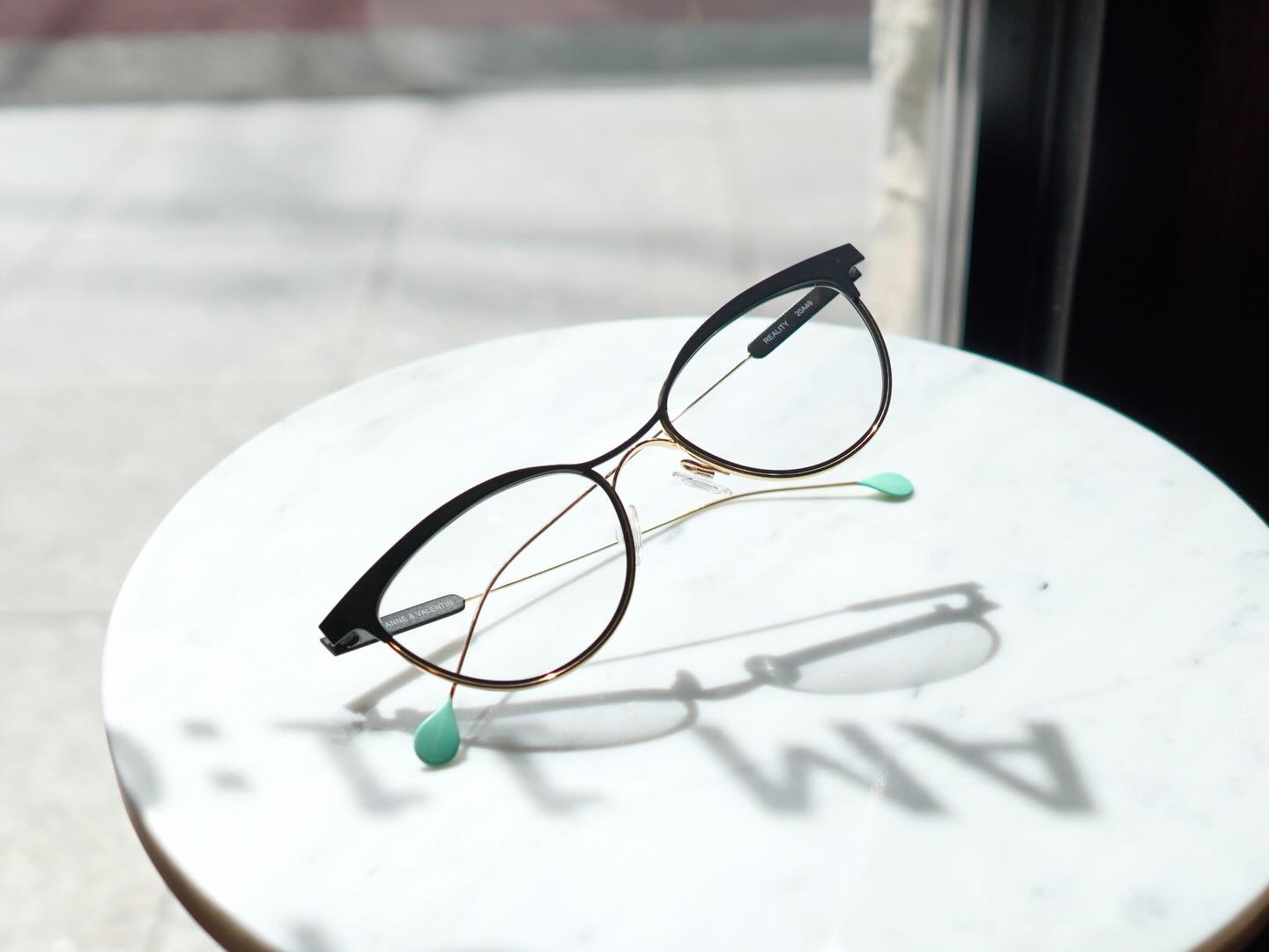 brand: Anne et Valentin-アンバレンタイン
model : REALITY
col : 20A49

今が気分なフォックス型が再入荷しました！

2本の糸がぐるぐる巻かれたり、結ばれたり、ほどけたりして生まれる太さや厚みから発展したコンセプト「スーパーポーズ」。

スーパーポーズシリーズのREALITYは、マットブラックにゴールドを組み合わせたカラーリングのフォックススタイルです。
目元のラインが特徴的で華やかで上品さのある印象を持たせてくれます。
アクセントとなっているテンプルエンドのグリーンはアンバレンタインらしい可愛い配色です。

商品に関するお問い合わせはDM、お電話、メールでも受付しておりますのでお気軽に問い合わせください。

shop data
最寄り駅 自由が丘
正面口出口から歩いて約５分です。
住所 152-0035
東京都目黒区自由が丘1-16-13ヒルズ自由が丘1F
03-5731-6612
info＠beauxyeux.jp

The currently popular fox-eye style is back in stock!

"Super Pose" is a concept developed from the thickness and texture created by two threads being wrapped, tied, and untied.

The REALITY from the Super Pose series is a fox-eye style with a matte black and gold color scheme.

The distinctive eyeliner gives a glamorous and elegant impression.

The green accent at the temple ends is a cute color combination typical of Anne et Valentin.

Please feel free to contact us with any product inquiries via DM, phone, or email.

shop information
SHOP beauxyeux Jiyugaoka
ZIPCODE 152-0035
1F Hills Jiyugaoka 1-16-13
Jiyugaoka Meguro-ku Tokyo JAPAN
+81-35731-6612
info@beauxyeux.jp

#自由が丘 
@beauxyeux_azabu
@anneetvalentin