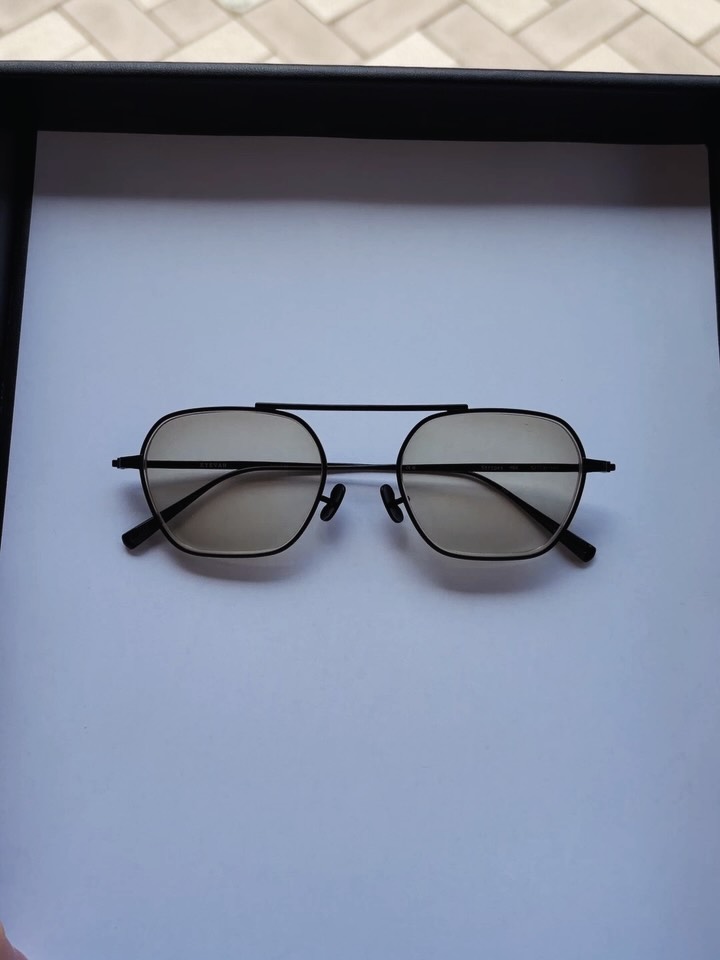 【スタッフ私物：ベースカラー付き調光レンズ】

4/20〜6/30の期間中、ボズュー麻布にて
東海光学の紫外線調光レンズ「ルティーナフォト2」を
通常よりもお求めやすい特別価格にてご案内しております。

今回は、「ルティーナフォト2」を使用したスタッフの私物と、
サンプルのご紹介です。

スタッフ私物①
フェアブラウン25G＋調光ブラウン
スタッフ私物②
フェアオークル25G＋調光ブラウン

※グラデーション感が伝わりづらいかもしれません

サンプル
ベースカラーなし
屋内ではほんのりと色味を感じる程度で、
日常使いでも違和感のない自然な見え方です。

ベースカラーはアリアーテトレスカラー全12色（15F / 25G）に対応し、仕上がりの印象をより細かく調整できるようになりました。

【ベースカラー対応開始】
4/20〜：グレー・ブラウン
6/1〜：ブルー・グリーン

※ ベースカラー付きの調光ブルー・調光グリーンは6月中旬以降のお渡しとなります

詳しくはスタッフまでお尋ねください。
ぜひ店頭にてお試しください。

shop data 
::: ボズュー麻布 :::
最寄り駅 麻布十番駅
5b出口から徒歩約1分
住所 106-0045
東京都港区麻布十番1-10-12須田ビル 1F
03-6230-9983
azabu@beauxyeux.jp 

From April 20 to June 30, we are offering special pricing on TOKAI OPTICAL’s photochromic lenses, Lutina Photo 2, at Bozu Azabu.

This time, we are showcasing both staff-owned lenses and in-store samples using Lutina Photo 2.

Staff-owned examples
• Fair Brown 25G + Photochromic Brown
• Fair Ochre 25G + Photochromic Brown

Please note: the gradient effect may be subtle in photos.

Sample (no base color)
Indoors, the lens appears almost clear with only a slight tint, providing a natural look suitable for everyday use.

Base colors are now available in all 12 Arriate Tres colors (15F / 25G), allowing for more precise customization of the final appearance.

Base color availability
• From April 20: Gray / Brown
• From June 1: Blue / Green

Photochromic Blue and Green with base color will be available for delivery from mid-June.

For more details, please feel free to ask our staff.
We invite you to visit our store and try them on.

Shop Information 
::: Beauxyeux Azabu :::
Nearest Station: Azabu-Juban Station
Approximately 1-minute walk from Exit 5b
Address: 1F Suda Building, 1-10-12 Azabu-Juban, Minato-ku, Tokyo 106-0045
03-6230-9983
azabu@beauxyeux.jp

@beauxyeux_jiyugaoka