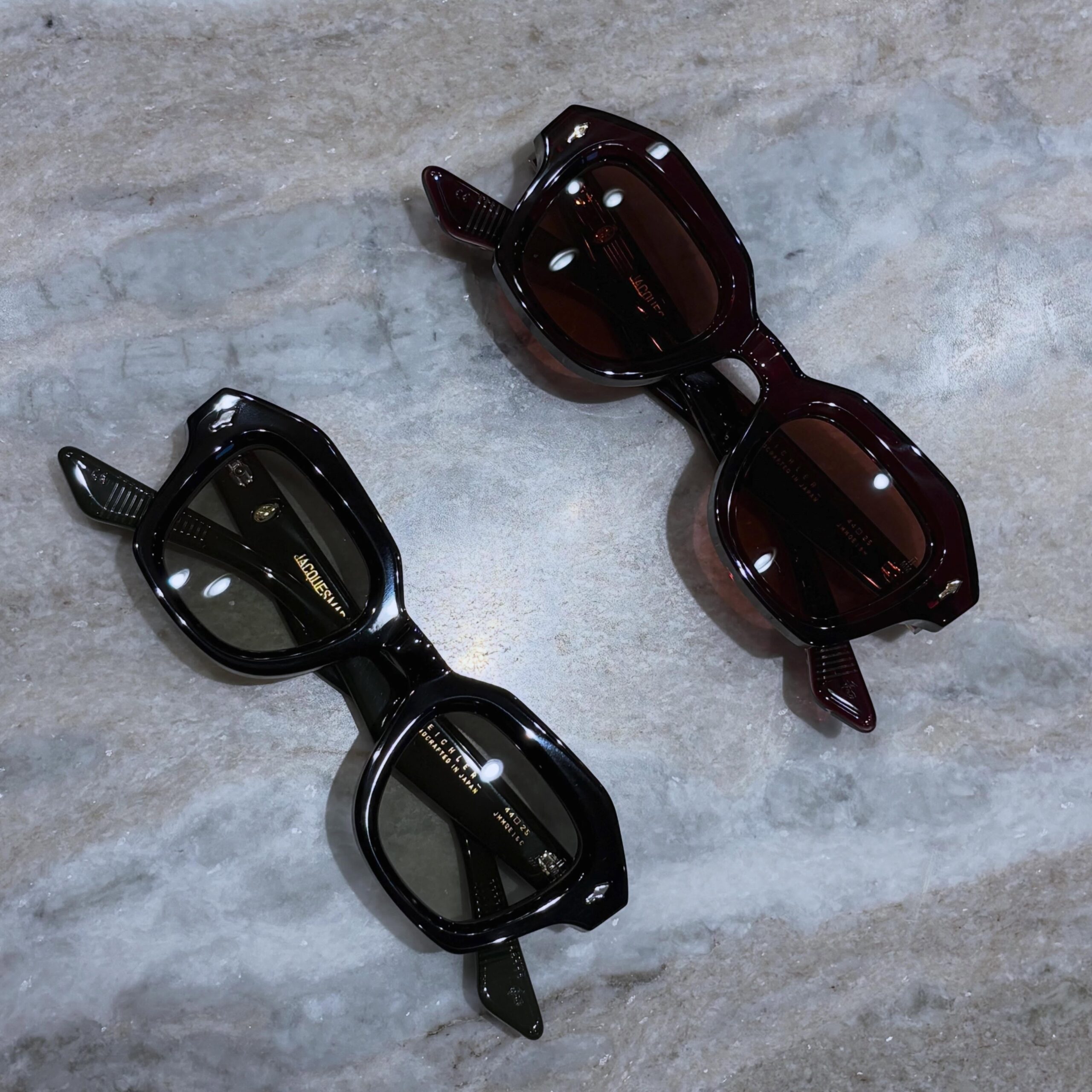 【！EICHLER新入荷！】

brand : Jacques Marie Mage
model : EICHLER
color : Amarera.Cobra

Jacques Marie Mage “EICHLER”

1940年代末から1970年代にアメリカのカルフォルニアで人気を博したミッドセンチュリーモダンを代表する住宅「アイクラーホーム」を広め、住宅会社の創始者としても知られるジョセフ・アイクラーにちなんで名付けられたモデルです。
建築美からインスパイアされた、静かに主張する一本。
直線と曲線が絶妙に交差するこのフレームは、かけるだけでスタイルの完成度を引き上げます。

今回のセレクトは
Amarera - 深みのある色気と知性
Cobra - エッジの効いた存在感と洗練

どちらも限定生産ならではの特別感。
日常にアートピースを取り入れる感覚を、ぜひご体験ください。

shop data 
::: ボズュー麻布 :::
最寄り駅 麻布十番駅
5b出口から徒歩約1分
住所 106-0045
東京都港区麻布十番1-10-12須田ビル 1F
03-6230-9983
azabu@beauxyeux.jp 

Jacques Marie Mage “EICHLER”

Named after Joseph Eichler, the visionary real estate developer who popularized the iconic “Eichler Homes”—a hallmark of Mid-Century Modern architecture in California from the late 1940s through the 1970s.

Inspired by architectural beauty, this frame makes a quiet yet confident statement.
The interplay of straight lines and curves elevates your style effortlessly the moment you put it on.

This selection features:
Amarera - deep, sensual tones with an air of intelligence
Cobra - sharp presence with refined edge

Each is a limited production piece, offering a sense of true exclusivity.
Experience the feeling of incorporating an art piece into your everyday life.

Shop Information 
::: Beauxyeux Azabu :::
Nearest Station: Azabu-Juban Station
Approximately 1-minute walk from Exit 5b
Address: 1F Suda Building, 1-10-12 Azabu-Juban, Minato-ku, Tokyo 106-0045
03-6230-9983
azabu@beauxyeux.jp

Marie Mage
@beauxyeux_jiyugaoka