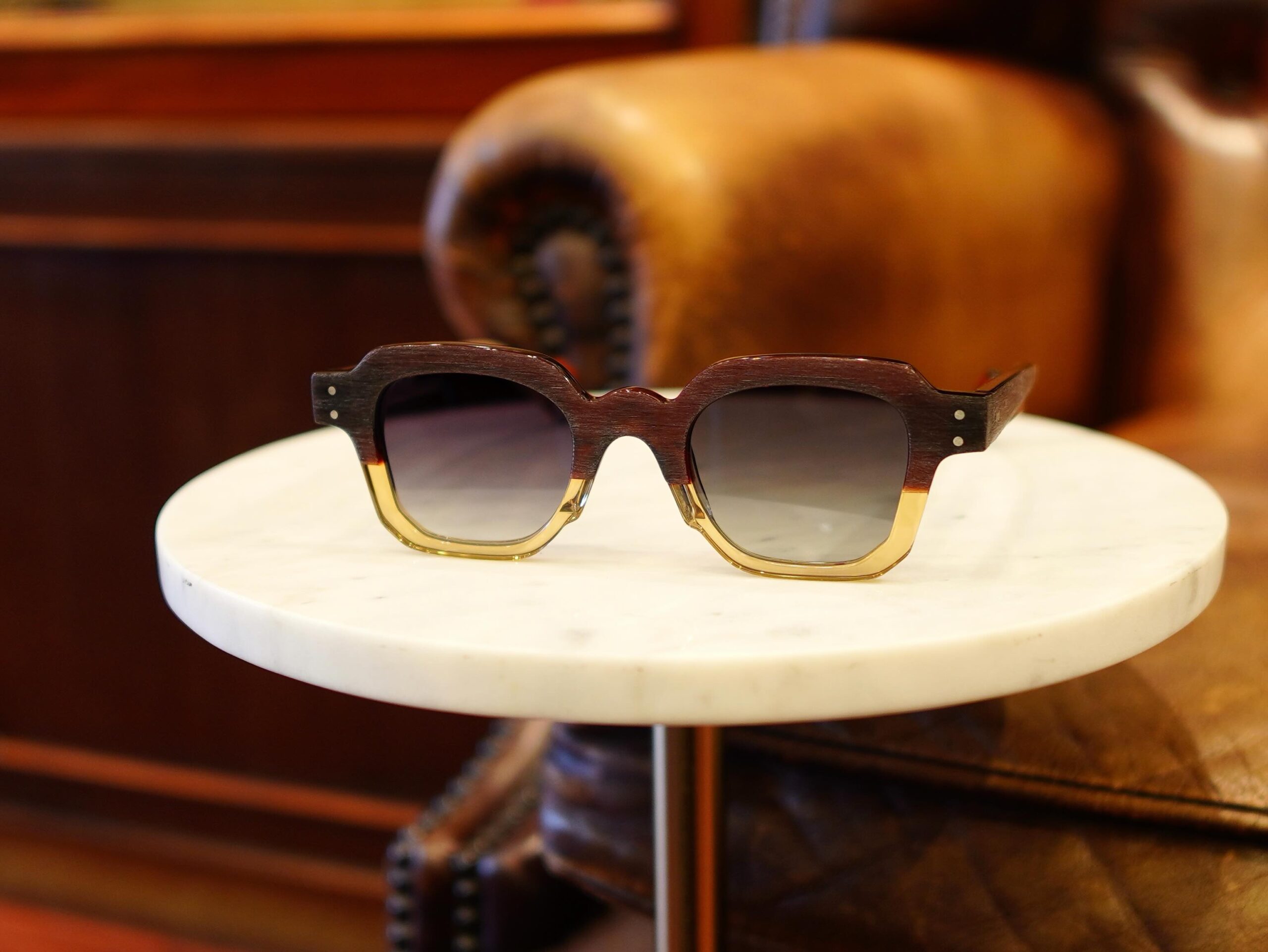 brand: JEAN PHILIPPE JOLY
model:ENJOY LIFE
col:291
 
JEAN PHILIPPE JOLYより人生を楽しむことをテーマにしたモデル【ENJOY LIFE】が再入荷いたしました！

フロント面のハーフラインと太めのテンプルに大胆な段落ちカッティングを取り入れたウェリントンシェイプ。

フロント・テンプルのカッティング上部には質感の異なるマット加工を施し、細かいこだわりが詰まった一本です。

左テンプルエンドの内側にはモデル名にちなんだイラストを描くなどさりげないデザイナーの遊び心も魅力的です。

商品に関するお問い合わせはDM、お電話、メールでも受付しておりますのでお気軽に問い合わせください。

shop data
最寄り駅 自由が丘
正面口出口から歩いて約５分です。
住所 152-0035
東京都目黒区自由が丘1-16-13ヒルズ自由が丘1F
03-5731-6612
info＠beauxyeux.jp
年中無休

The "ENJOY LIFE" model from JEAN PHILIPPE JOLY, themed around enjoying life, is back in stock!

This Wellington-shaped frame features a bold stepped cut on the half-line front and thick temples.

The upper part of the front and temple cuts are finished with different textures of matte paint, showcasing meticulous attention to detail.

A subtle touch of the designer's playful spirit is also appealing, such as the illustration related to the model name on the inside of the left temple end.

Please feel free to contact us via DM, phone, or email with any product inquiries.

shop information
SHOP beauxyeux Jiyugaoka
ZIPCODE 152-0035
1F Hills Jiyugaoka 1-16-13
Jiyugaoka Meguro-ku Tokyo JAPAN
+81-35731-6612
info@beauxyeux.jp


#ジャンフィリップジョリー　


#眼鏡店　
@beauxyeux_azabu
@jeanphilippejolysunglasses