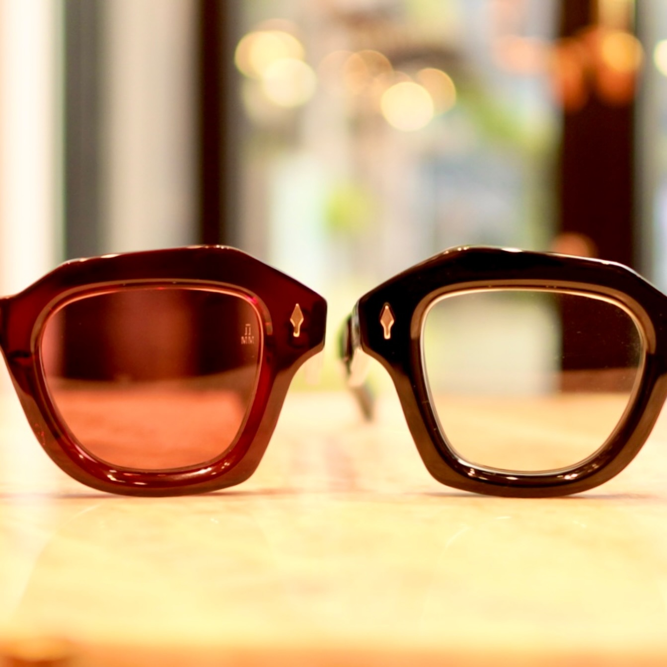 【EICHLER新入荷！】

brand : Jacques Marie Mage
model : EICHLER
color : Amarera /  Cobra

Jacques Marie Mage “EICHLER”

1940年代末から1970年代にアメリカのカルフォルニアで人気を博したミッドセンチュリーモダンを代表する住宅「アイクラーホーム」を広め、住宅会社の創始者としても知られるジョセフ・アイクラーにちなんで名付けられたモデルです。
建築美からインスパイアされた、静かに主張する一本。
直線と曲線が絶妙に交差するこのフレームは、かけるだけでスタイルの完成度を引き上げます。

今回のご紹介のセレクトカラーは
Amarera - 深みのあるボルドーカラーベースのオススメカラー
Cobra - ブラックベースの張り合わせの色味が綺麗なカラー

どちらも限定生産ならではの特別感。
日常にアートピースを取り入れる感覚を、是非店頭にてチェックしてみてください！

shop data 
::: ボズュー麻布 :::
最寄り駅 麻布十番駅
5b出口から徒歩約1分
住所 106-0045
東京都港区麻布十番1-10-12須田ビル 1F
03-6230-9983
azabu@beauxyeux.jp 

Jacques Marie Mage “EICHLER”

Named after Joseph Eichler, the visionary real estate developer who popularized the iconic “Eichler Homes”—a hallmark of Mid-Century Modern architecture in California from the late 1940s through the 1970s.

Inspired by architectural beauty, this frame makes a quiet yet confident statement.
The interplay of straight lines and curves elevates your style effortlessly the moment you put it on.

se of true exclusivity.
Experience the feeling of incorporating an art piece into your everyday life.

Shop Information 
::: Beauxyeux Azabu :::
Nearest Station: Azabu-Juban Station
Approximately 1-minute walk from Exit 5b
Address: 1F Suda Building, 1-10-12 Azabu-Juban, Minato-ku, Tokyo 106-0045
03-6230-9983
azabu@beauxyeux.jp


@beauxyeux_jiyugaoka
