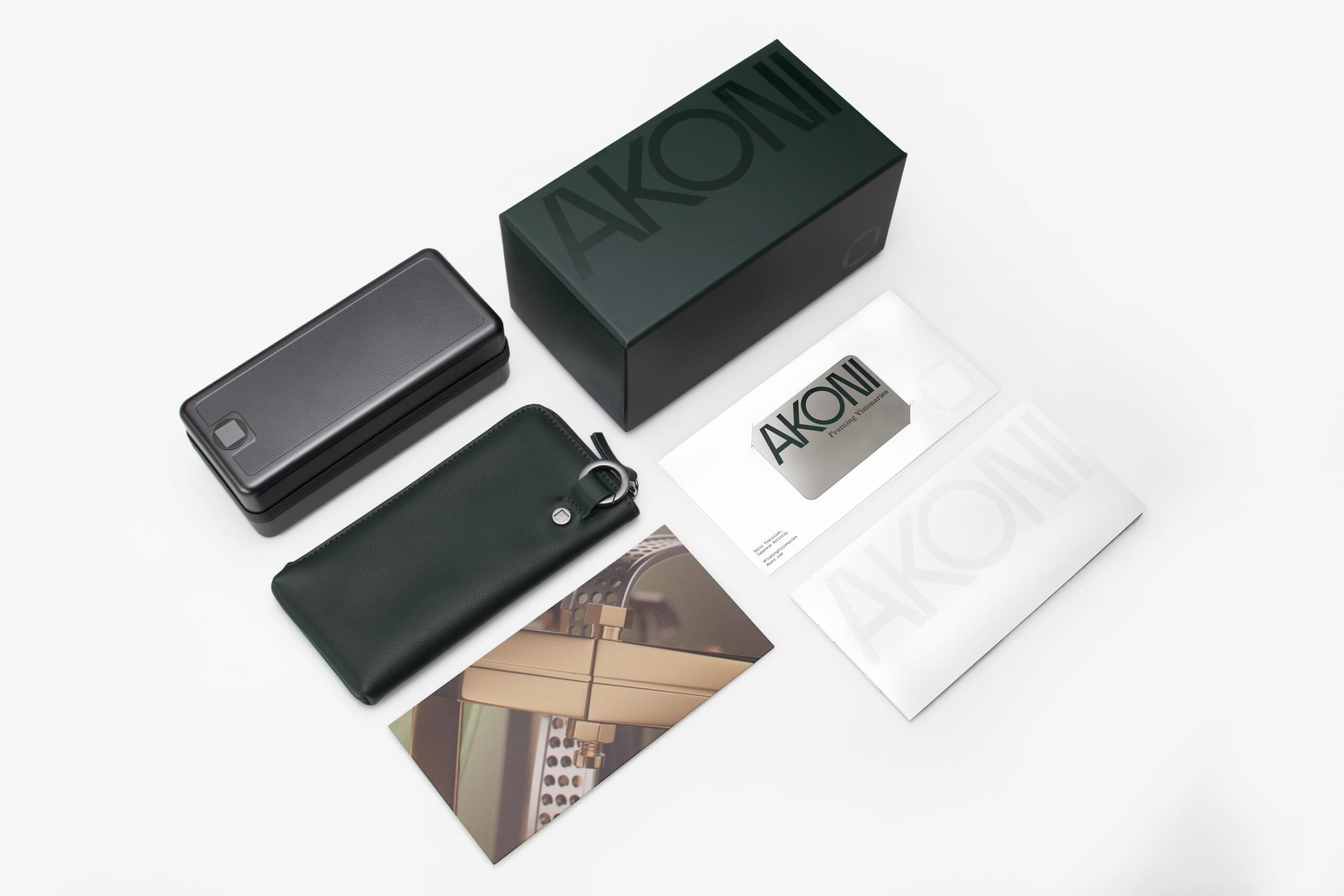 この度、ボズュー自由ヶ丘店にて新規ブランド【AKONI】のお取り扱いが決まりました!
AKONIのアイウェアを取り扱うにあたり、私たちがこれまで数多く見てきた眼鏡の中でも、特に高いデザインクオリティを感じています。
パーツ一つひとつの作りこみ、厳選された素材、美しいカラーリングには上質な高級感があり、まるで良い時計や万年筆を所有した時のような満足感を与えてくれるプロダクトです。
AKONIはスイス発のブランドでありながら、生産は日本で行われており、細部まで丁寧に仕上げられています。長く愛用し、受け継いでいける存在としても納得できる品質を備えています。
これまで海外展示会でAKONIのコレクションに触れてきましたが、そのたびに高いクオリティとデザイン性、そしてブランドとしての将来性に心を打たれ、印象的なデザインが強く記憶に残っていました。
このような素晴らしいブランドを当店でご紹介できることを、心より感謝しております。
一部モデルは入荷しておりますので、是非店頭にてお試し頂けますと嬉しいです。
入荷モデルも随時ご紹介してまいりますので、引き続きチェックよろしくお願いいたします。
商品に関するお問い合わせはDM、お電話、メールでも受付しておりますのでお気軽に問い合わせください。
shop data
最寄り駅 自由が丘
正面口出口から歩いて約5分です。
住所 152-0035
東京都目黒区自由が丘1-16-13ヒルズ自由が丘1F
03-5731-6612
info@beauxyeux.jp
年中無休
#ボズュー自由が丘
@akonieyewear