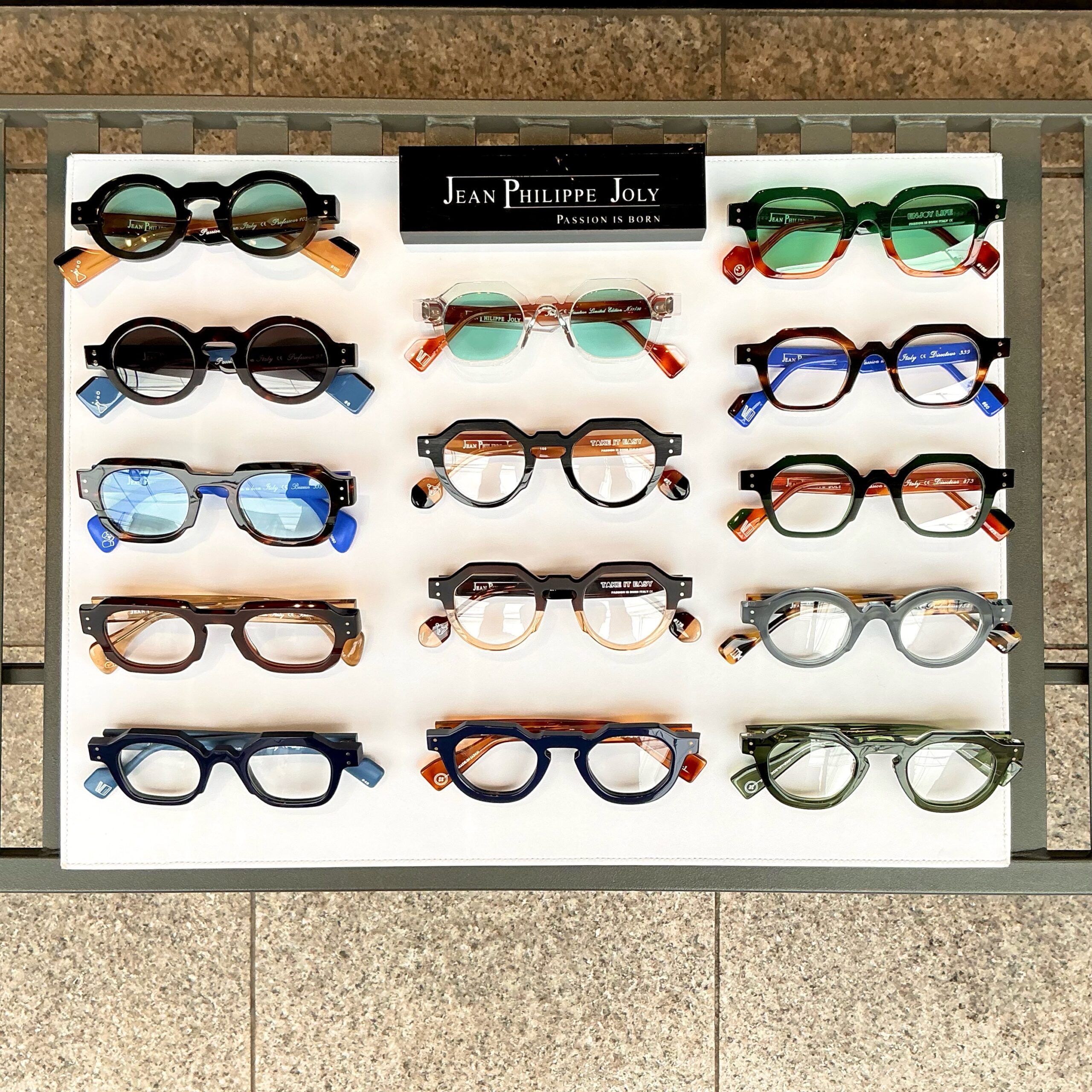 JEAN PHILIPPE JOLY（ジャンフィリップジョリー）が多数入荷いたしました。

2014年、フランス・パリで開催される眼鏡業界最大級の展示会「SILMO」からスタートしたJEAN PHILIPPE JOLY。

独創的で遊び心のあるネーミングと、フランスらしい洗練されたデザインは、多くのファンを魅了し続けています。
当店でも非常に人気が高く、長らく完売しておりました
・BOXEUR ・PROFESSEUR ・DIRECTEUR ・TAKE IT EASY ・ENJOY LIFE
はじめ多数人気モデルが再入荷いたしました。
シンプルでありながら個性を感じさせる絶妙なデザインは、掛ける人の魅力を引き立て、日常を少し特別なものにしてくれます。

今回の入荷は各モデル1本のみとなっております。
気になっていた方はもちろん、初めてジャンフィリップジョリーをご覧になる方もぜひ店頭にてお試しください。

shop data
最寄り駅 自由が丘
正面口出口から歩いて約５分です。
住所 152-0035
東京都目黒区自由が丘1-16-13ヒルズ自由が丘1F
03-5731-6612
info＠beauxyeux.jp
年中無休

We have received a large shipment of JEAN PHILIPPE JOLY eyewear!

JEAN PHILIPPE JOLY started in 2014 at "SILMO," the largest eyewear exhibition held in Paris, France.

Its original and playful naming, along with its sophisticated French designs, continues to captivate many fans.

Many popular models, including BOXEUR, PROFESSEUR, DIRECTEUR, TAKE IT EASY, and ENJOY LIFE, which were sold out for a long time, have been restocked.

The exquisite designs, simple yet distinctive, enhance the wearer's charm and make everyday life a little more special.

This shipment includes only one of each model.

Whether you've been curious about JEAN PHILIPPE JOLY before or are seeing it for the first time, please come and try them on in-store.

shop information
SHOP beauxyeux Jiyugaoka
ZIPCODE 152-0035
1F Hills Jiyugaoka 1-16-13
Jiyugaoka Meguro-ku Tokyo JAPAN
+81-35731-6612
info@beauxyeux.jp


#ジャンフィリップジョリー　


#眼鏡店　
@beauxyeux_azabu
@jeanphilippejolysunglasses