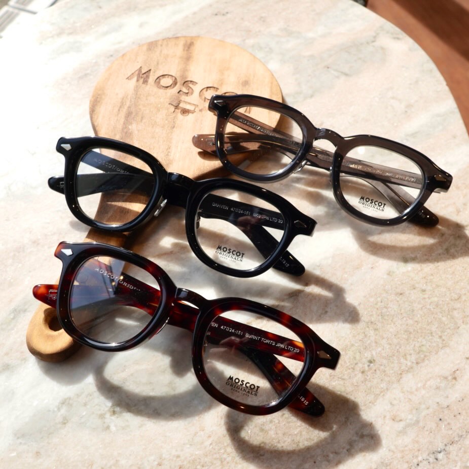 【DAHVEN Japan Limited 第20弾が入荷いたしました！】

MOSCOT Japan Limited 第20弾として登場した特別仕様の《DAHVEN》をご紹介いたします。

モスコットのコレクションの中でもDAHVENは、人気モデルLEMTOSHを少し角張らせたような絶妙なボストンウェリントンシェイプになります！

今回はMOSCOTを象徴するアイコニックなダイヤモンドリベットを採用し、シルバーリベットとシルバーのチタンパッドを組み合わせた日本限定仕様に仕上げられています。

クラシックな存在感と洗練されたディテールが共存する、特別な一本です。
数量限定の為、是非この機会にご来店ください！

brand : MOSCOT
model : DAHVEN
color : 【BKS JPN LTD 20】【SMKS JPN LTD 20】【BURNT TORTS JPN LTD 20】

shop data 
::: ボズュー麻布 :::
最寄り駅 麻布十番駅
5b出口から徒歩約1分
住所 106-0045
東京都港区麻布十番1-10-12須田ビル 1F
03-6230-9983
azabu@beauxyeux.jp 

We would like to introduce "DAHVEN", a special specification that appeared as the 20th MOSCOT Japan Limited.

Among Moscot's collection, DAHVEN has an exquisite Boston Wellington shape that looks like the popular model LEMTOSH is slightly angular!

This time, the iconic diamond rivet that symbolizes MOSCOT is adopted, and it is finished with a Japan-only specification that combines silver rivets and silver titanium pads.

It is a special one that coexists with a classic presence and sophisticated details.

Since the quantity is limited, please take this opportunity to visit our store!

Shop Information 
::: Beauxyeux Azabu :::
Nearest Station: Azabu-Juban Station
Approximately 1-minute walk from Exit 5b
Address: 1F Suda Building, 1-10-12 Azabu-Juban, Minato-ku, Tokyo 106-0045
03-6230-9983
azabu@beauxyeux.jp

@beauxyeux_jiyugaoka