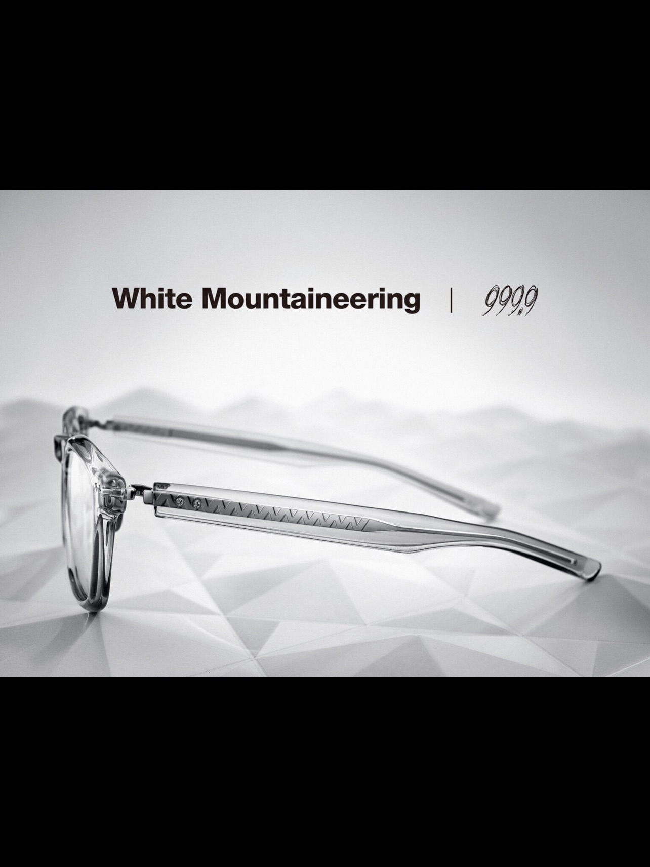 999.9(フォーナインズ)とWhite Mountaineering(ホワイトマウンテニアリング)による特別なコラボレーションモデルが入荷いたしました。
フォーナインズが誇る高い機能性と、White Mountaineeringの洗練されたデザイン哲学が融合した、数量限定のスペシャルモデルです。
フレームのデザインはフォーナインズを代表するNPシリーズ。フロントデザインを一新し、6mm厚のアセテート生地を贅沢に使用することで、存在感と上質感を兼ね備えた一本に仕上げています。
テンプルにはWhite MountaineeringのWMマークをモチーフとした特別な装飾を採用。透け感のある生地から覗くディテールは、所有する満足感を一層高めてくれます。
さらに、フォーナインズ独自の「逆Rヒンジ」により、快適な掛け心地と高い耐久性を実現。デザインだけではなく、毎日使うための機能性とファッション性と実用性を融合した、両ブランドならではの特別な一本です。
是非店頭でお試しください。
@999.9_fournines
@beauxyeux_azabu