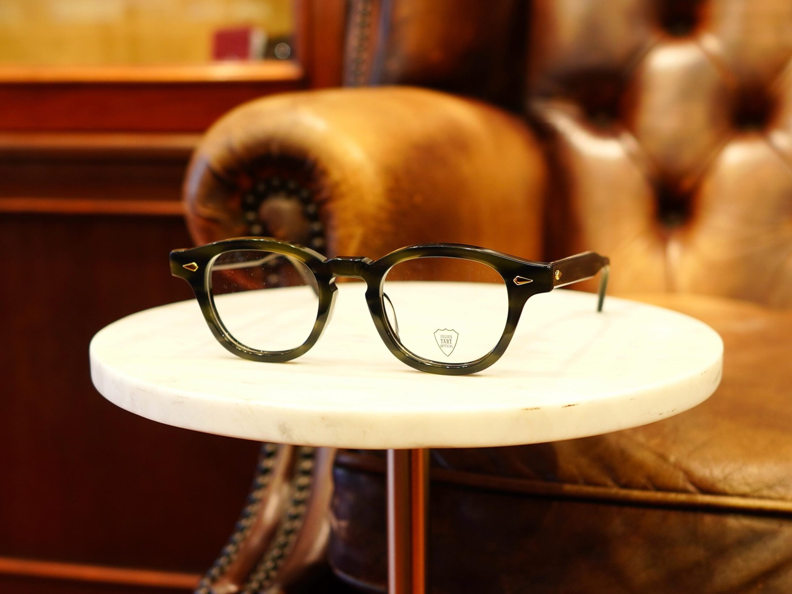 brand: JULIUS TART OPTICAL
model : AR Gold Edition
col:Black,Kamo Sasa
size:44-22,46-22,48-22
一年に一度のみの生産となっておりますJULIUS TART OPTICAL AR Gold Editionのご紹介をさせて頂きます。
今回の採用カラーは、BlackとKamo Sasa。
Kamo Sasaは初登場の新色で、深みがあり洒落た印象の良いカラーです。
Gold Editionは、通常シルバーのリベットとヒンジパーツをゴールドに変更されている特別モデルです。
また、テンプルエンドには手作業にて施されるGマークがついております。
お探しの方はお早めに。
商品に関するお問い合わせはDM、お電話、メールでも受付しておりますのでお気軽に問い合わせください。
shop data
最寄り駅 自由が丘
正面口出口から歩いて約5分です。
住所 152-0035
東京都目黒区自由が丘1-16-13ヒルズ自由が丘1F
03-5731-6612
info@beauxyeux.jp
shop information
SHOP beauxyeux Jiyugaoka
ZIPCODE 152-0035
1F Hills Jiyugaoka 1-16-13
Jiyugaoka Meguro-ku Tokyo JAPAN
+81-35731-6612
info@beauxyeux.jp
@beauxyeux_azabu
@juliustartoptical