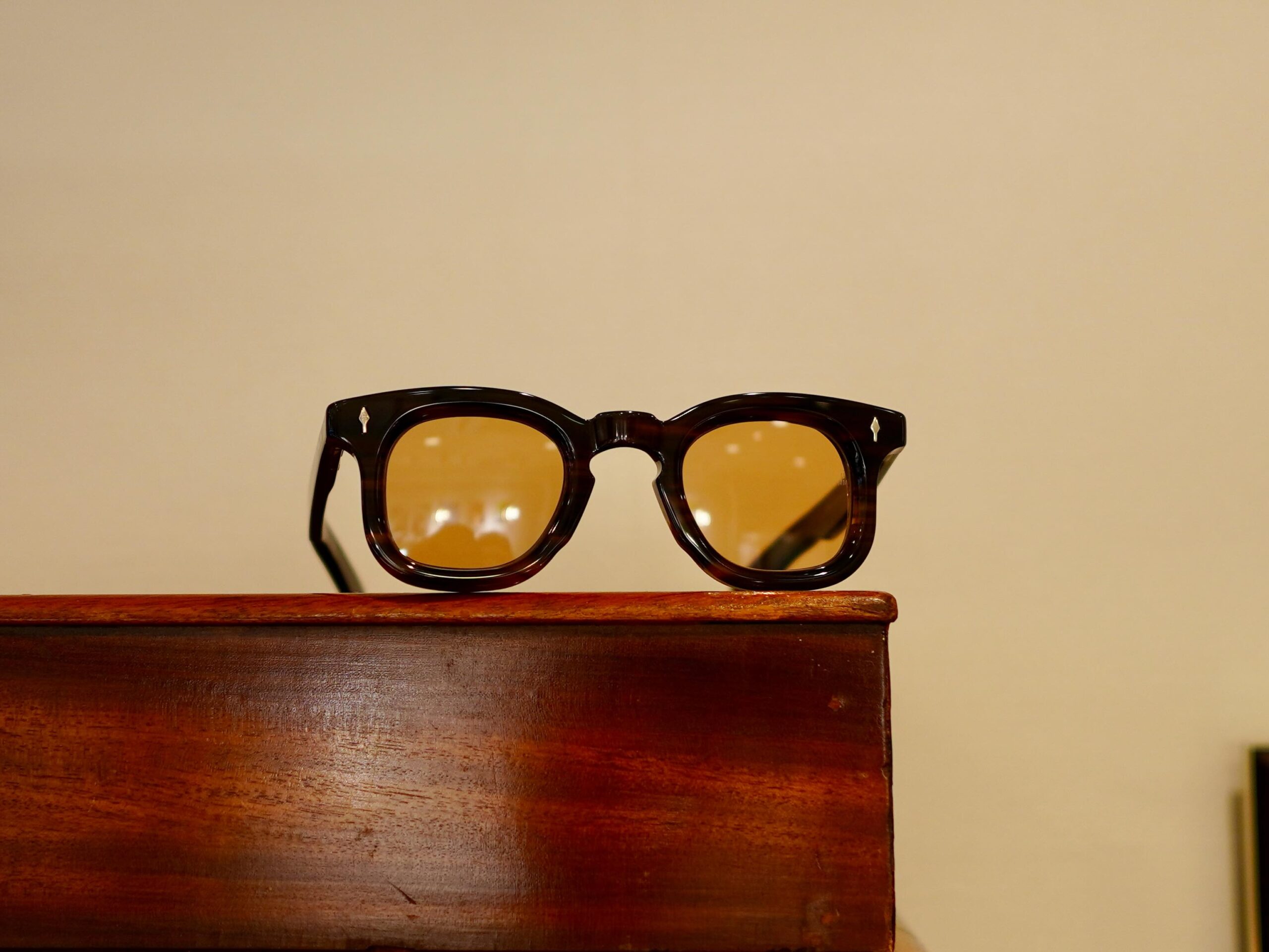 brand: JACQUES MARIE MAGE
model:DEVAUX
col: BORNEO,HAZEL
皆様待望の【DEVAUX】の新色が入荷しました!
探されていた方はお早めに。
商品に関するお問い合わせはDM、お電話、メールでも受付しておりますのでお気軽に問い合わせください。
︎shop data︎
最寄り駅 自由が丘
正面口出口から歩いて約5分です。
住所 152-0035
東京都目黒区自由が丘1-16-13ヒルズ自由が丘1F
︎03-5731-6612
info@beauxyeux.jp
︎ shop information︎
SHOP beauxyeux Jiyugaoka
ZIPCODE 152-0035
1F Hills Jiyugaoka 1-16-13
Jiyugaoka Meguro-ku Tokyo JAPAN
︎+81-35731-6612
info@beauxyeux.jp
#自由が丘
@beauxyeux_azabu
@jacquesmariemage