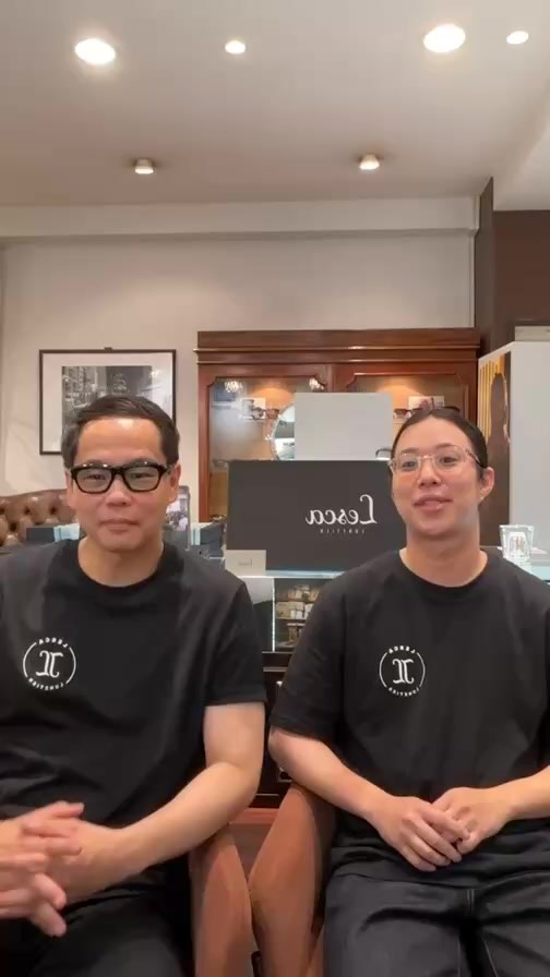『Lesca LUNETIER』のサンプルオーダー会開催のお知らせにて初めてインスタライブを行いました!
人気ブランド『Lesca LUNETIER』オーダー会を6月19日(金)から6月22日(月)までの4日間、ボズュー自由が丘店にて開催いたします!
『Lesca LUNETIER』現行のアイコンモデル(PICA,TORO,La Corb's,HERI etc...)や最新コレクションをカラーバリエーション豊富にサンプルをご用意させて頂きます!
通常店頭にご用意が無かったカラーなどもお試し頂けるチャンスです!
また、ヴィンテージの生地を用いた"Upcycling acetate"(アップサイクリングアセテート)コレクションも【即売品】として豊富にご用意いたします!
この会期中にご来店頂けましたら、ネットで気になっていたもののサイズ感やカラーリングなど全てお試し頂いてからオーダーすることが可能です。
また、フレームに合わせていただくカラーレンズやサングラスレンズ、今人気が高まっている調光レンズなどのサンプルもたくさんご用意しておりますので、お気に入りの一本にオリジナルのカラーレンズを合わせてみるのもいかがでしょうか。
皆様のご来店心よりお待ちしております!
会期中、どなた様もお気軽にお立ち寄りくださいませ。
※オーダーイベント(受注会)形式につき、サンプルからご注文いただく商品の場合は納品まで少々お時間を頂く場合がございます。
具体的な納期の詳細につきましては当店スタッフまでお気軽にお声掛けくださいませ。